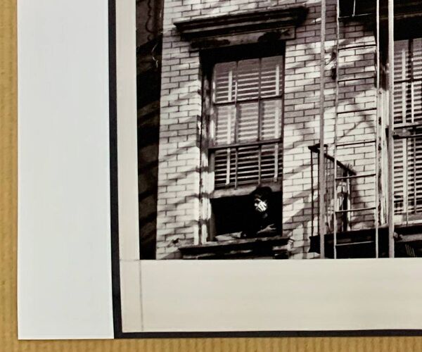Photo New York 1953 – Escaliers de secours & femme à la fenêtre