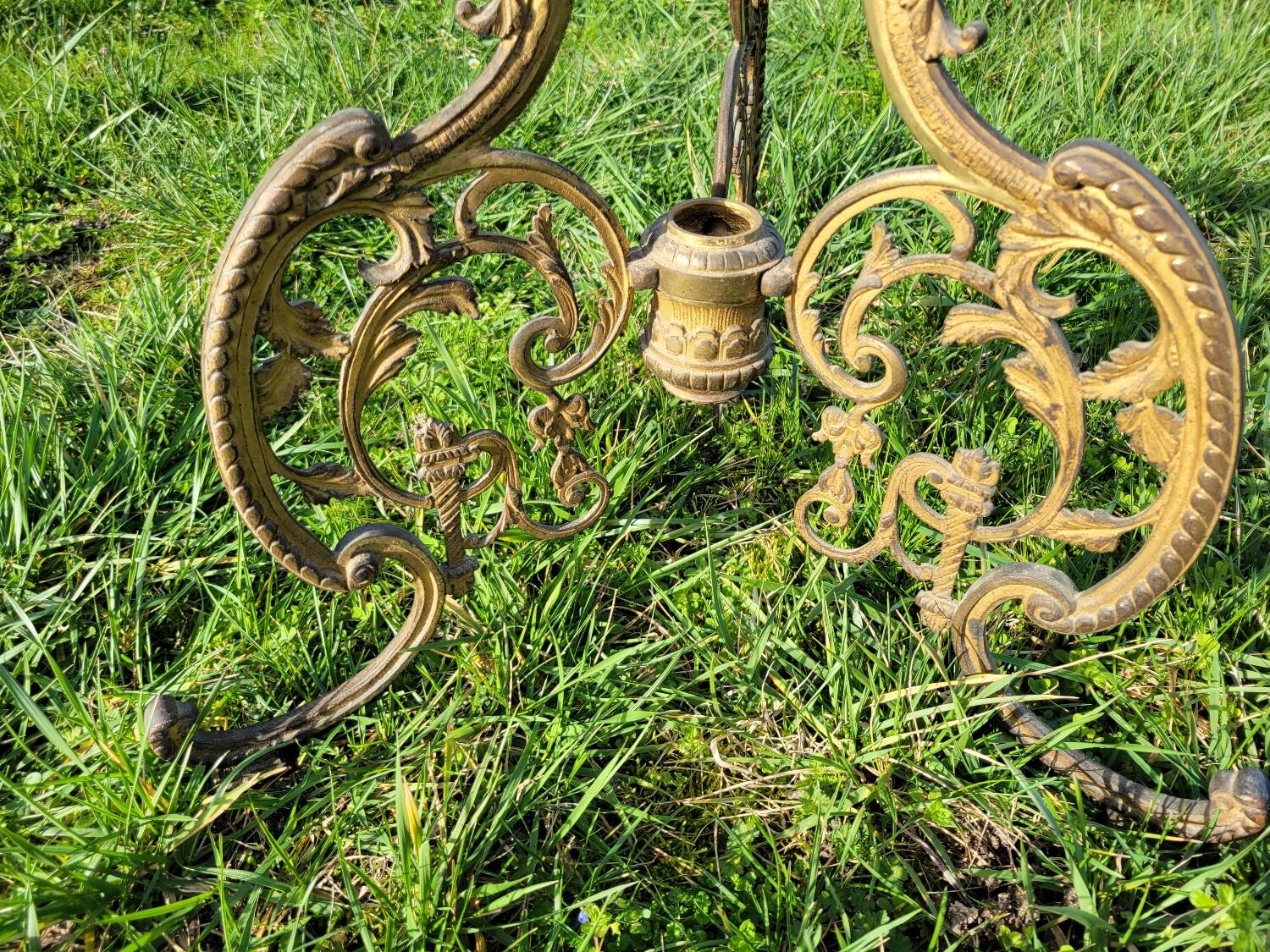 Round table in marble and gilded bronze