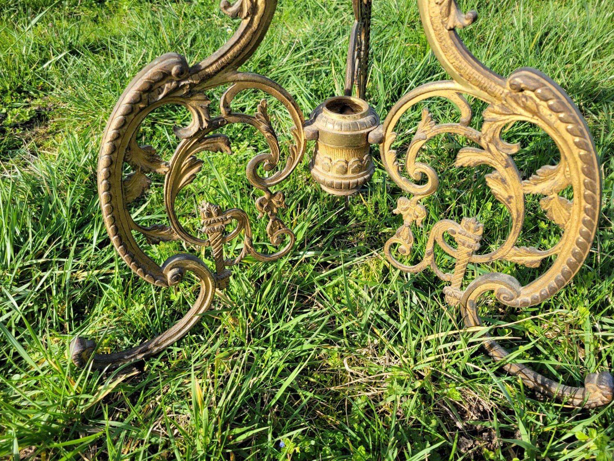 Table ronde en marbre et bronze doré