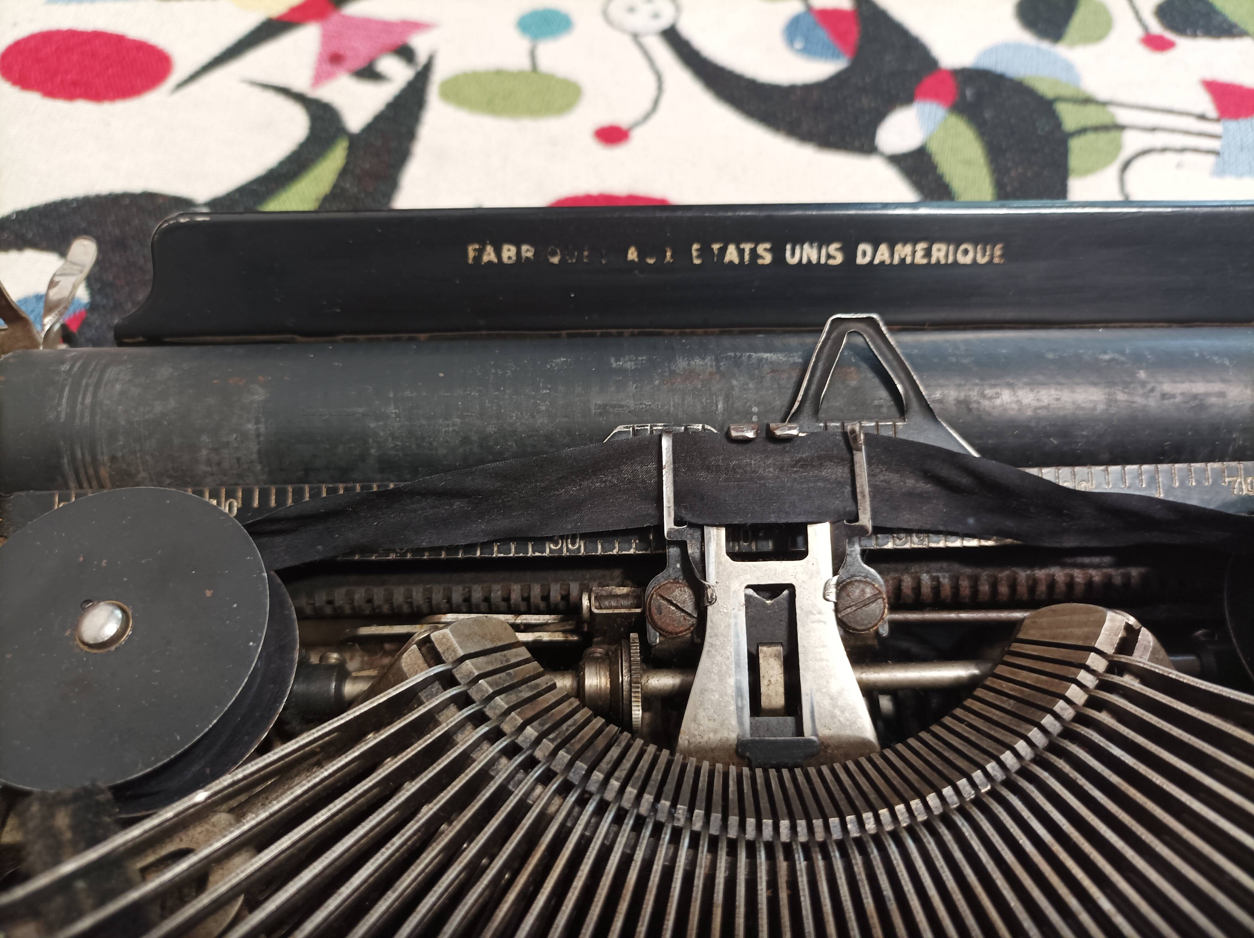 Remington Portable Typewriter 3 USA 3030s