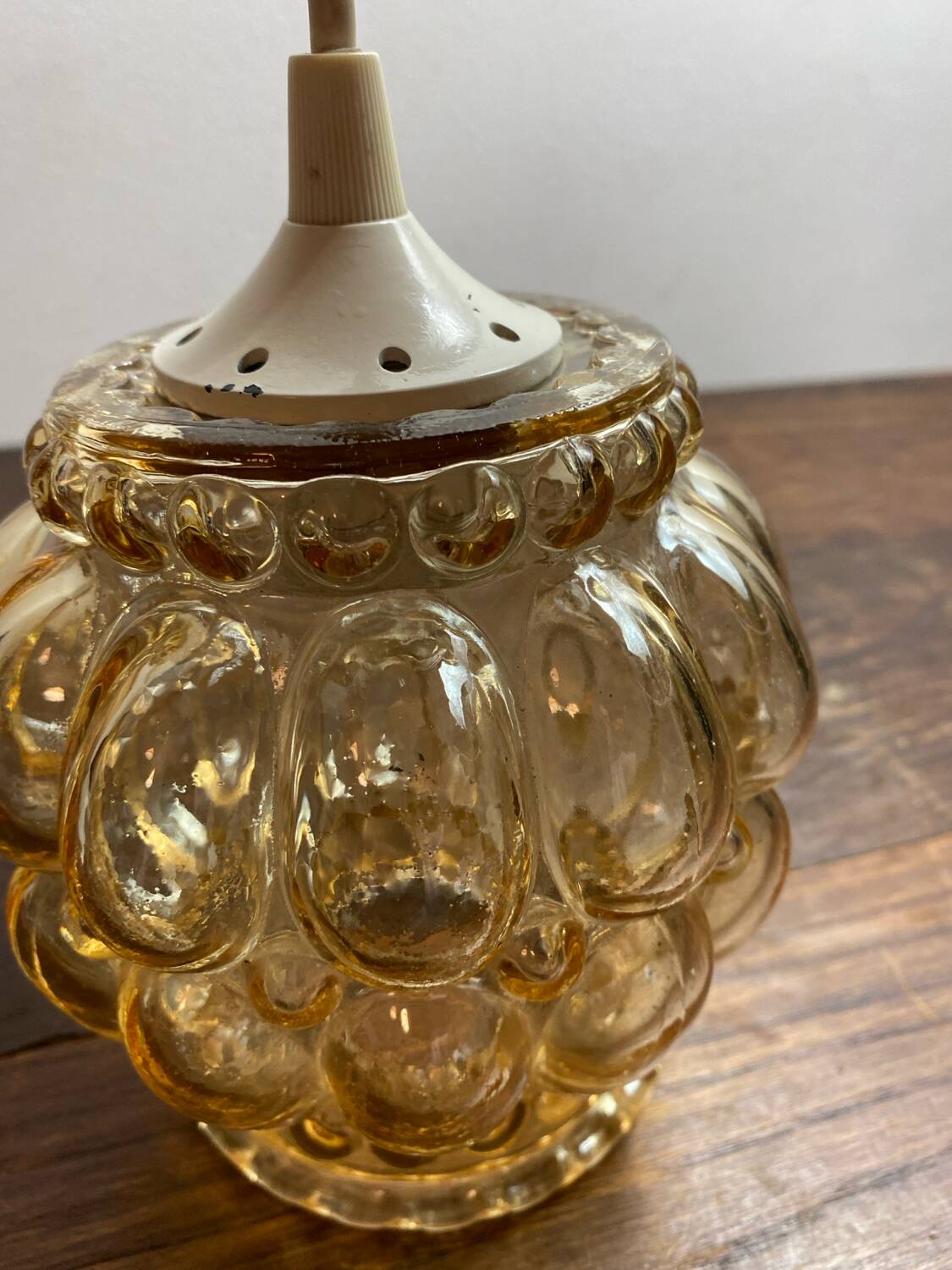 Portable pendant light in bubble glass