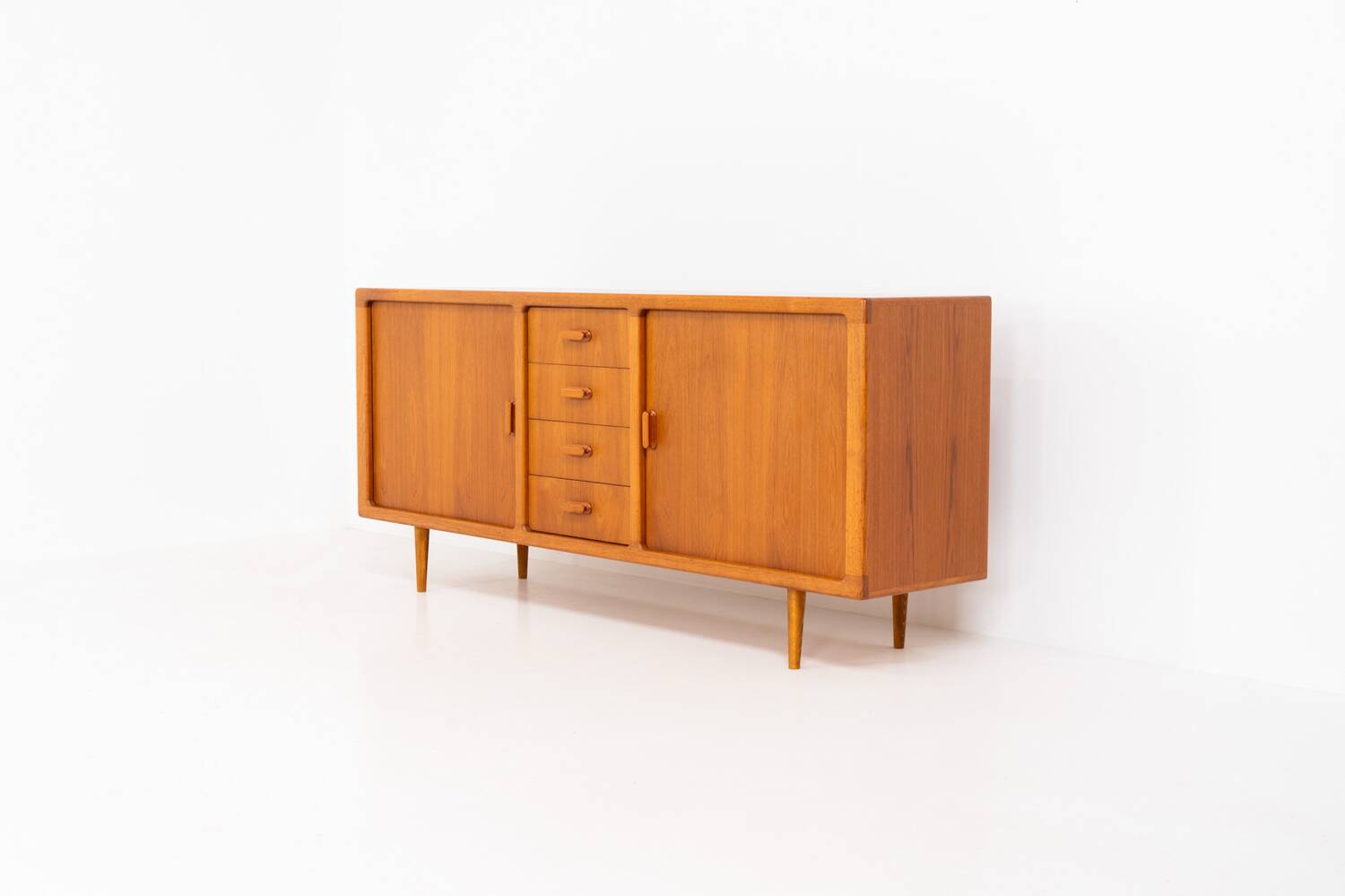 Buffet en teck avec portes à tambour par Silkeborg (Danemark, années 1960).