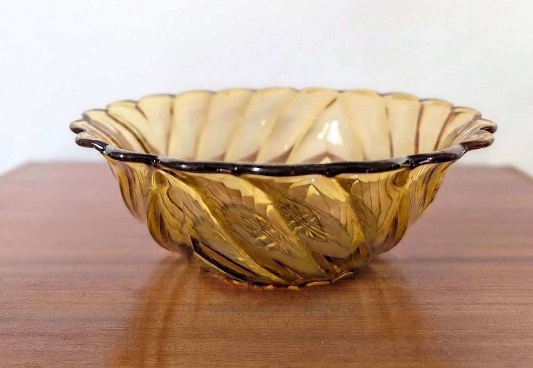 Coupe en verre ambré floral – années 1960-1970