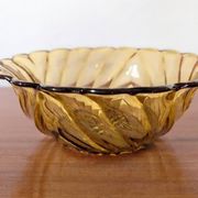 Coupe en verre ambré floral – années 1960-1970