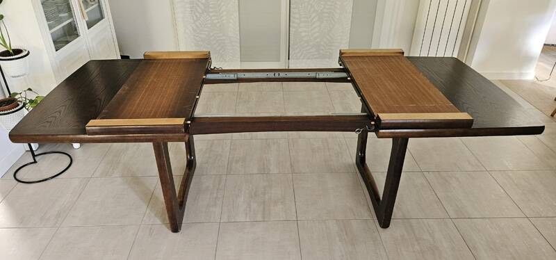 Vintage extendable dining table – sled base – modernist design