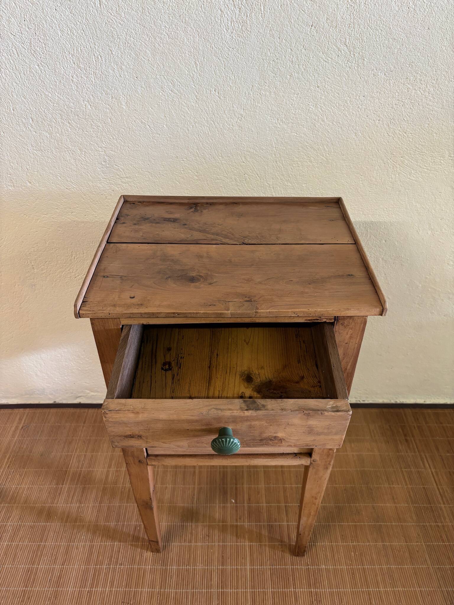 Table de chevet en bois brut rénovée