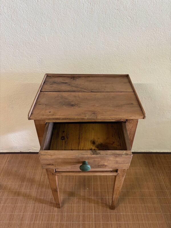 Table de chevet en bois brut rénovée