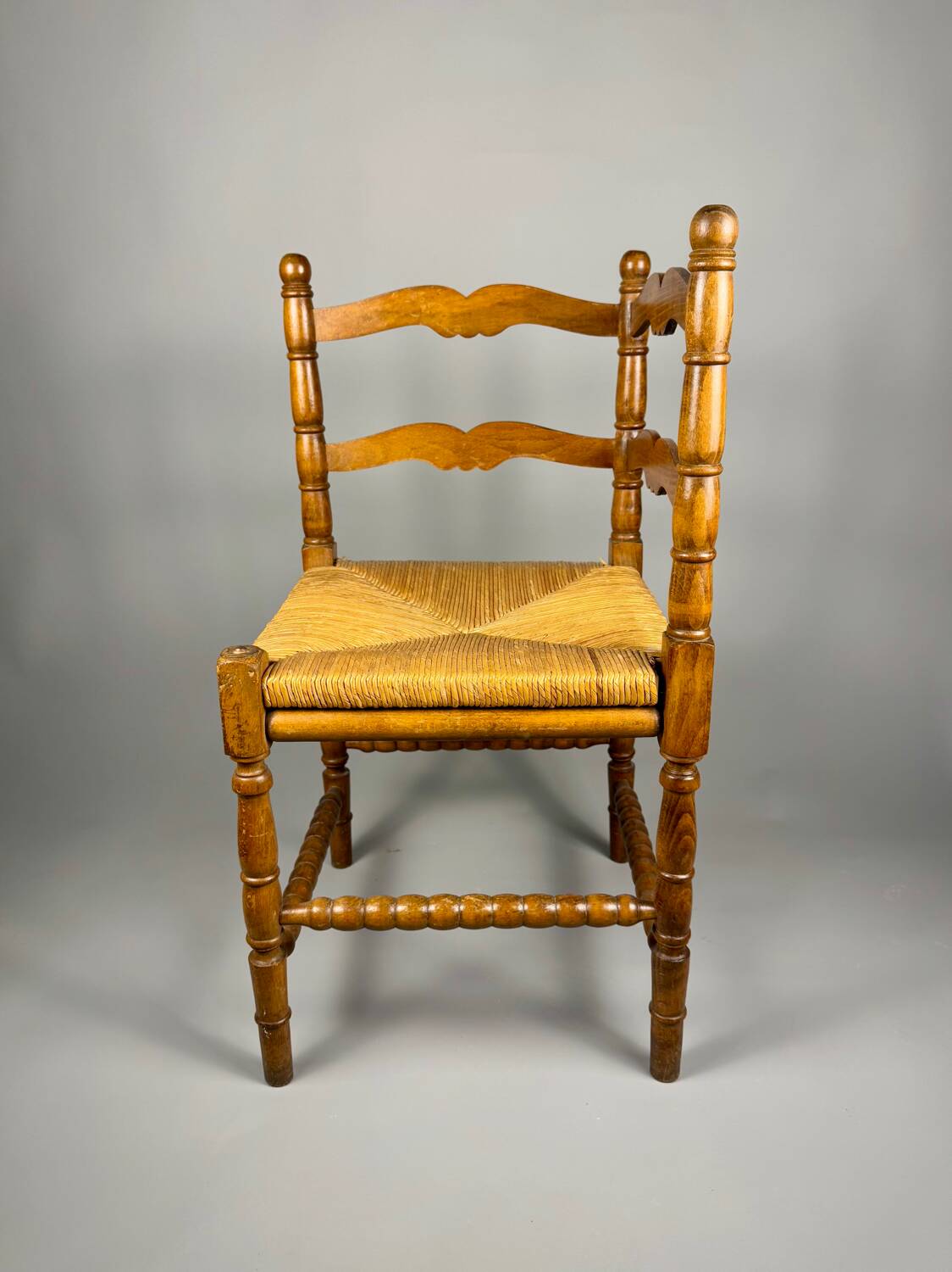 Chaise d'angle vintage en bois avec assise en paille tissée