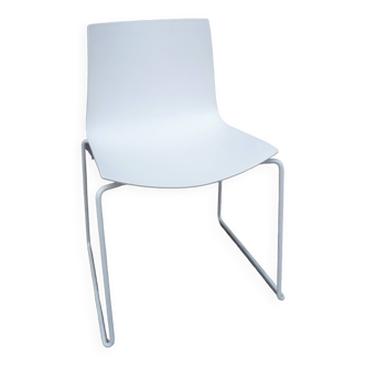 Chaise design arper catifa 46 by lievore altherr molina pieds chromé coque blanche