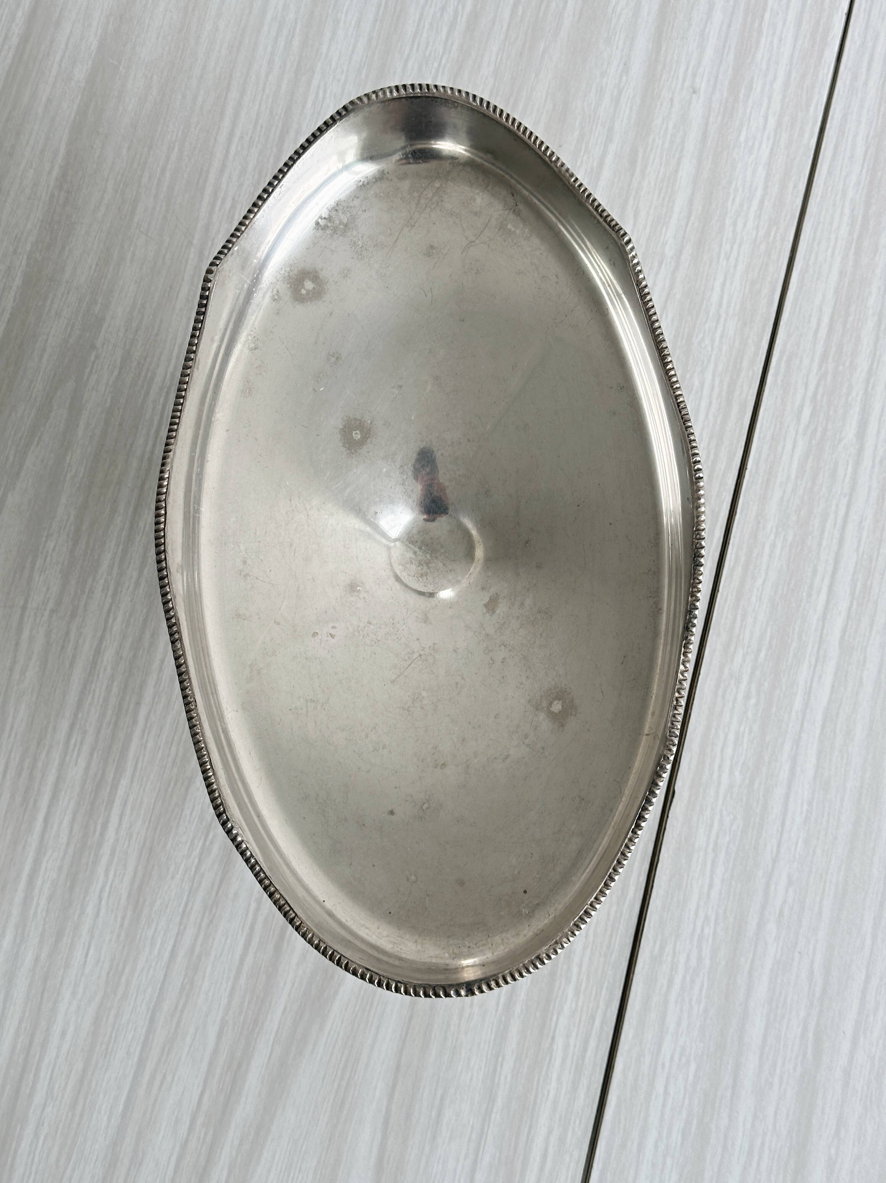 Coupe sur pied en métal argenté à grènetis