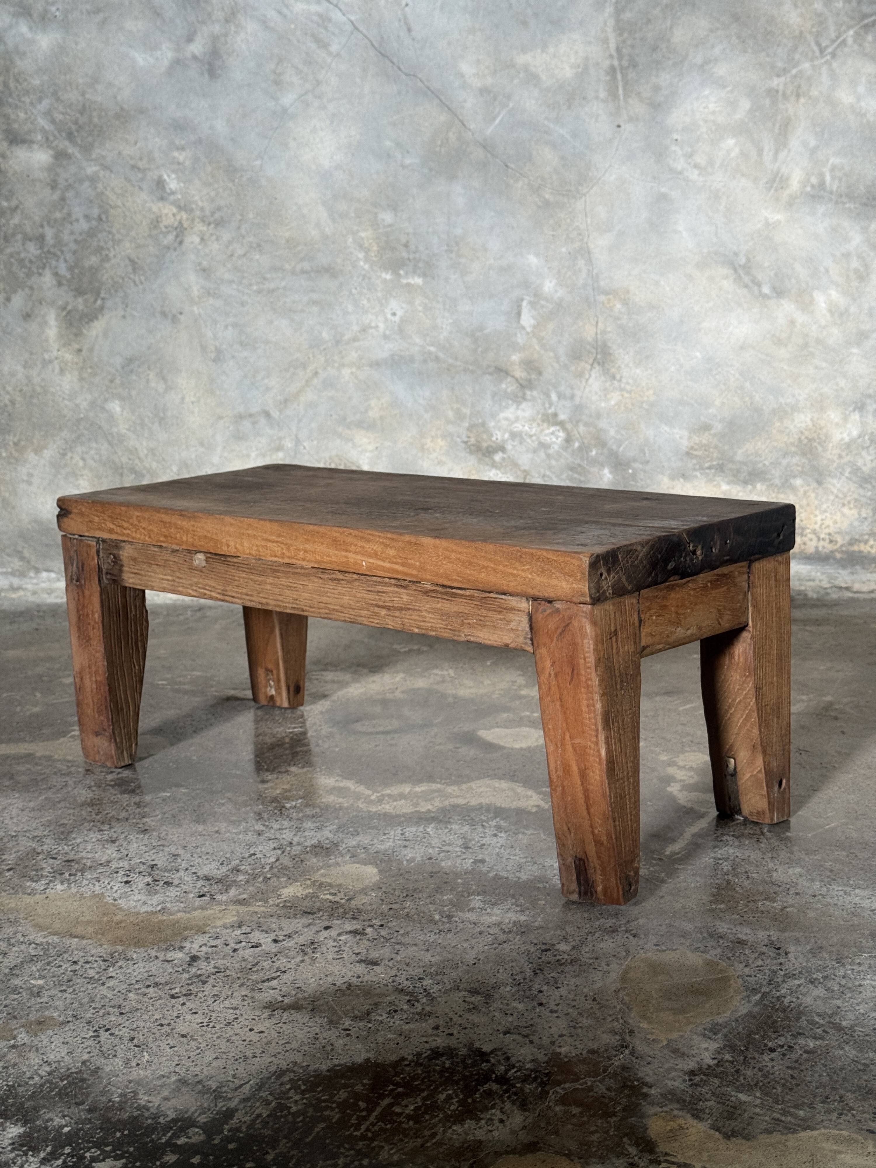 Petit banc en teck ancien rectangulaire quadripode d'Indonésie H20 L45