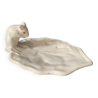 Assiette décorée d'une souris en céramique émaillée blanche, signée