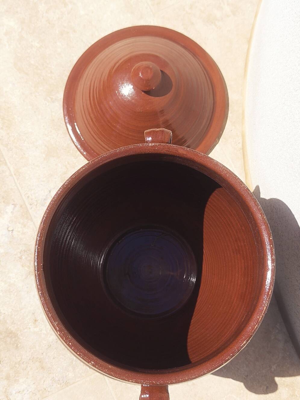 Large glazed terracotta jar, cognac colour with its lid.