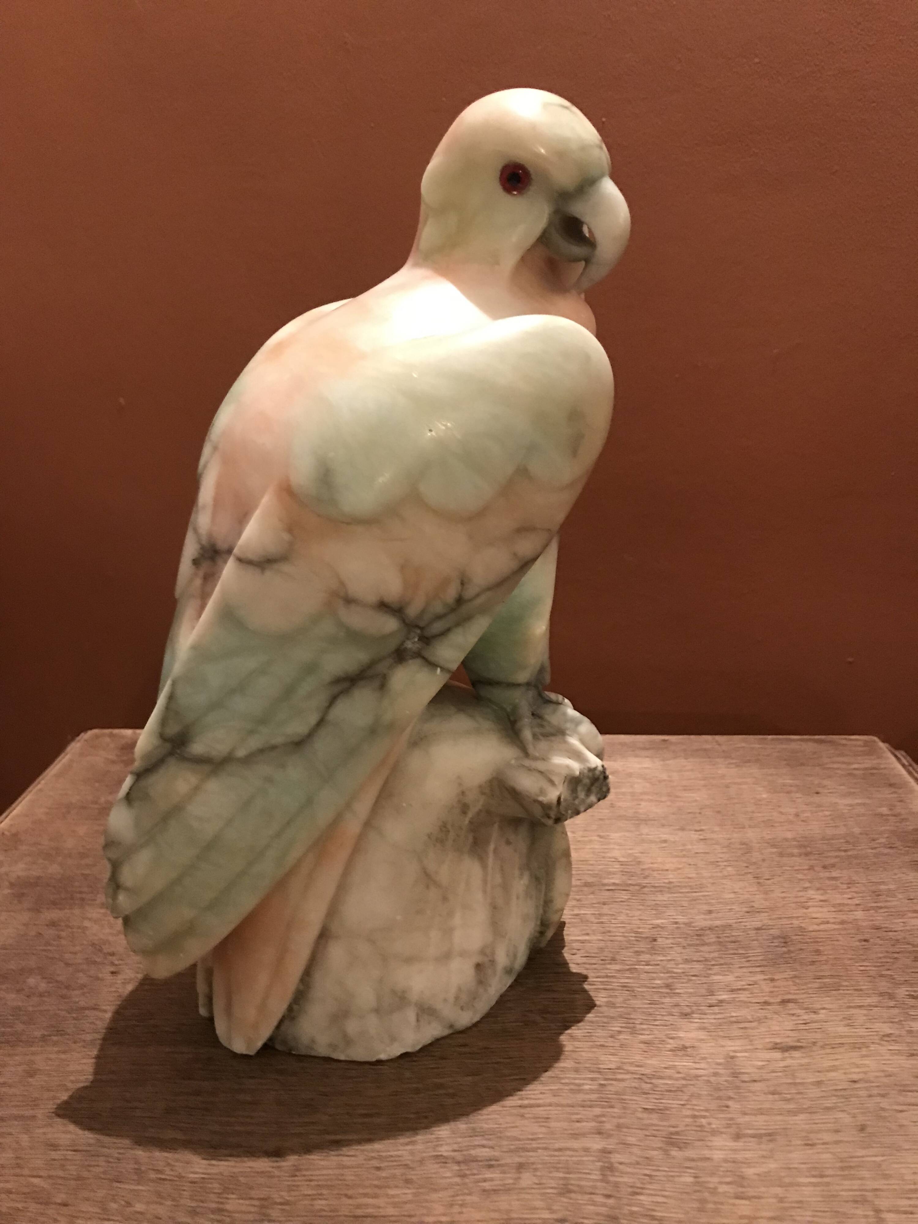 Oiseau en pierre dure marbrée.