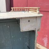 Confectioner's counter