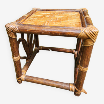 Petite table basse en rotin ou chevet. Vintage 1970.