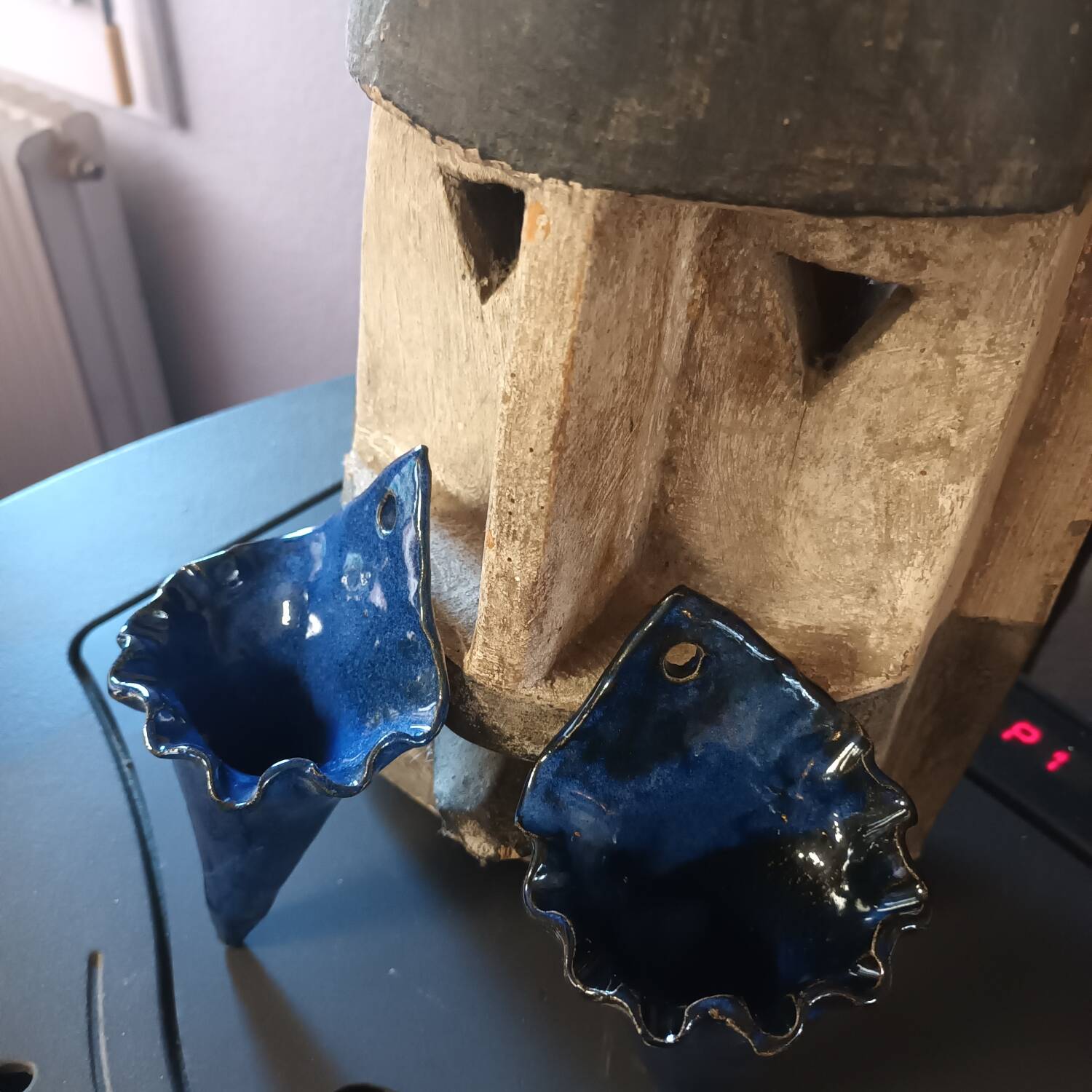 Bouquetiere pair blue cone