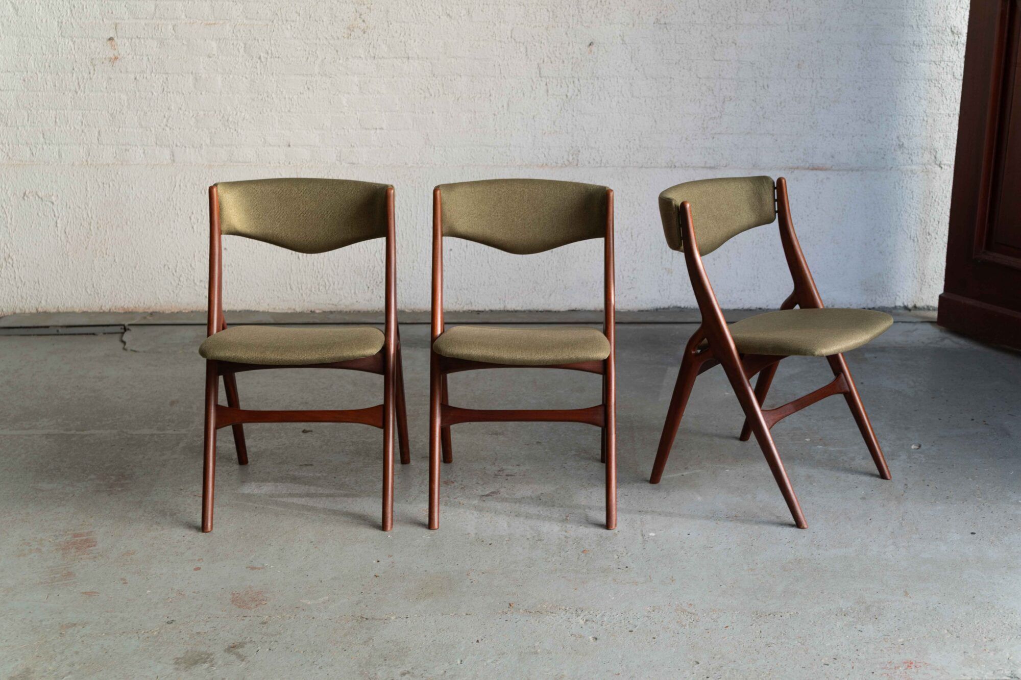 Set of 6 Aska dining chairs by Louis Van Teeffelen