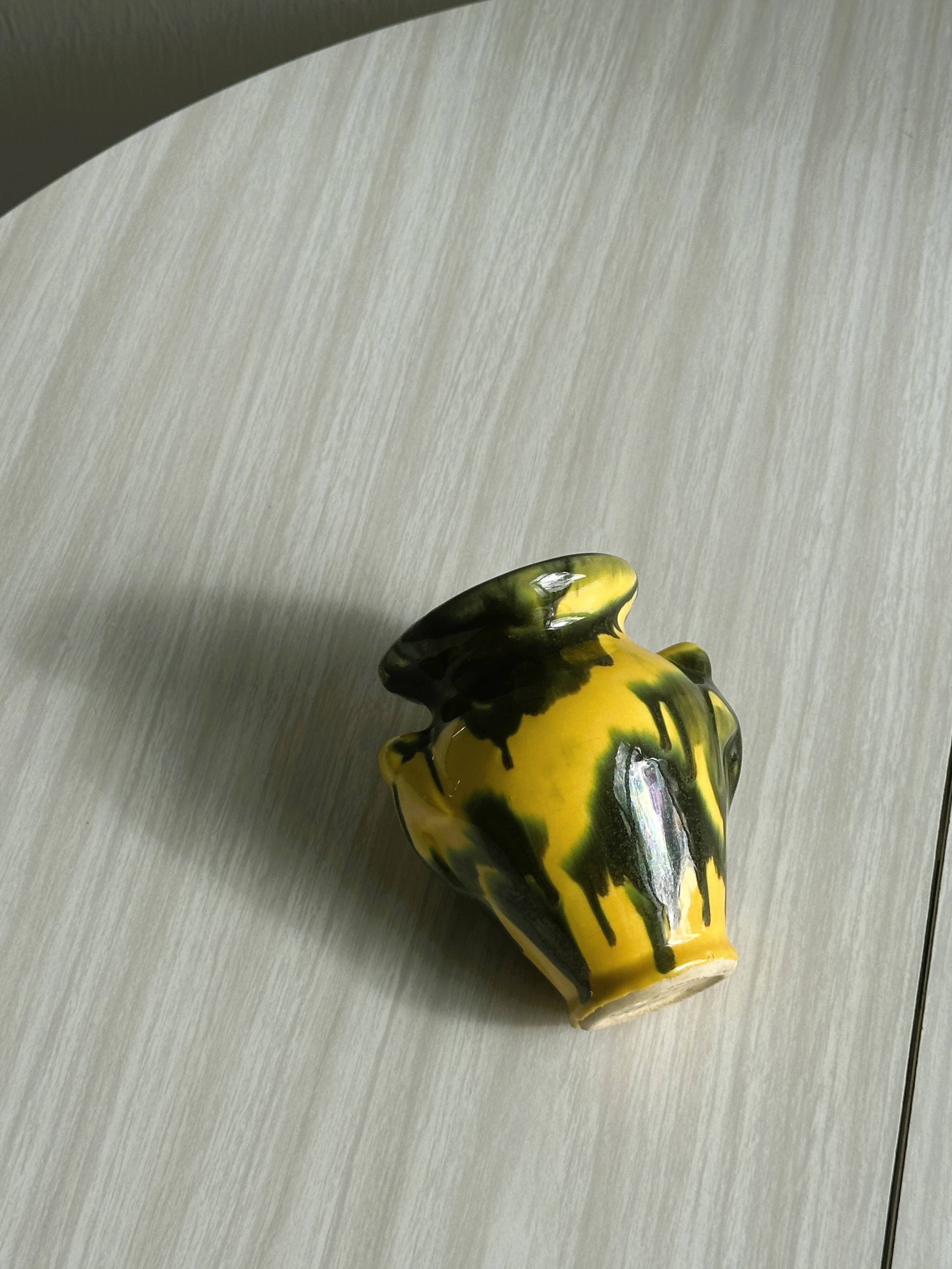 Petit vase en céramique, couleurs jaune et vert, design artistique,