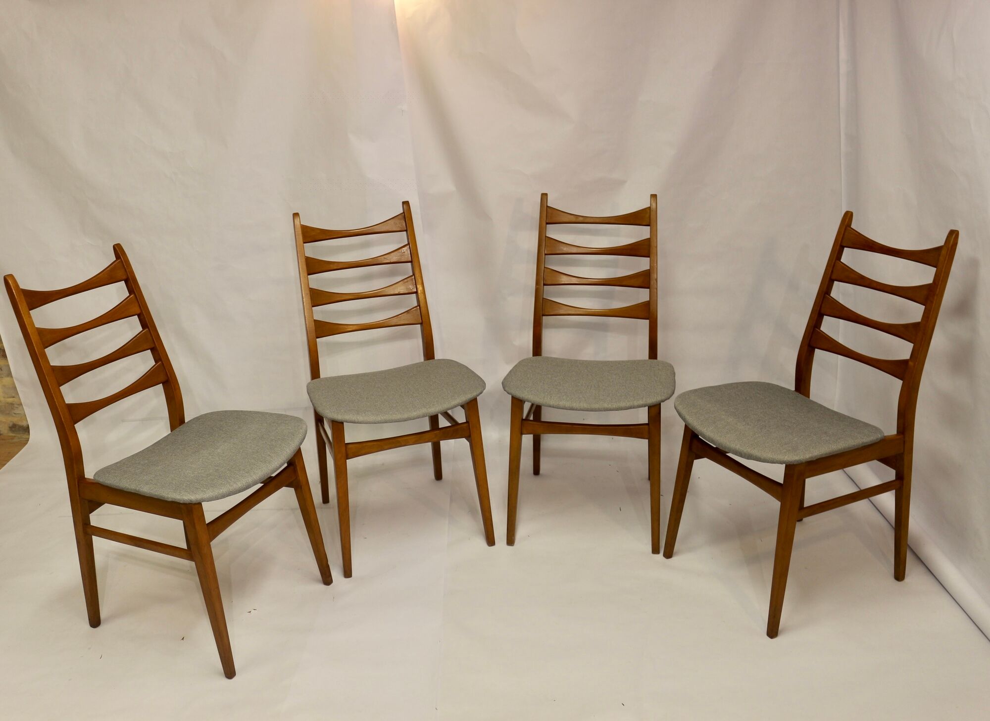Set of 4 Scandinavian chairs year 50-60 restored anti-stain fabric gray cloud.