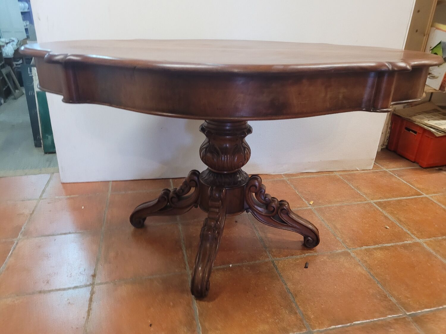 Mahogany gueridon with 1 extension cord