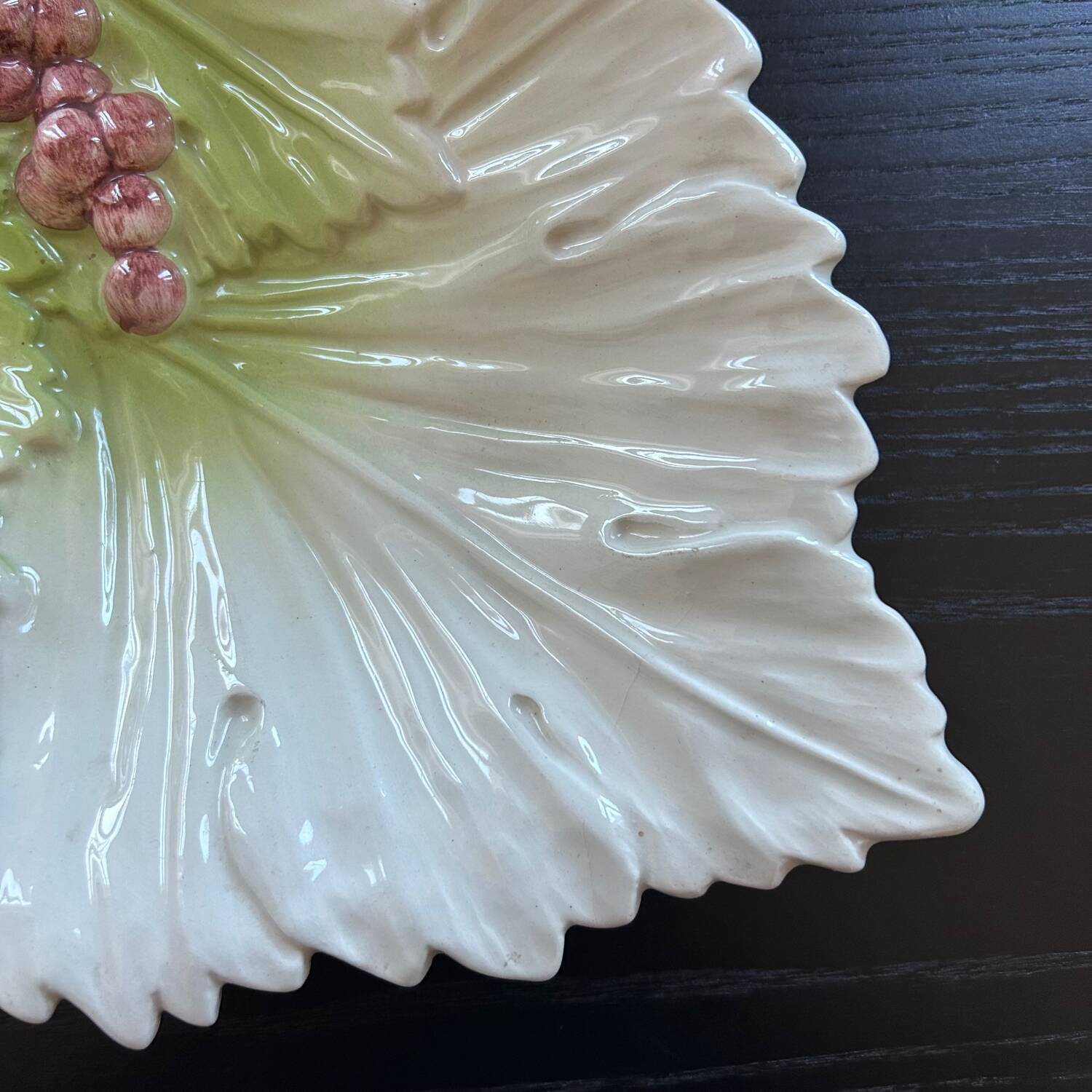 Grape-decorated slip dish