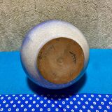 Vase boule bleu signé Khoury