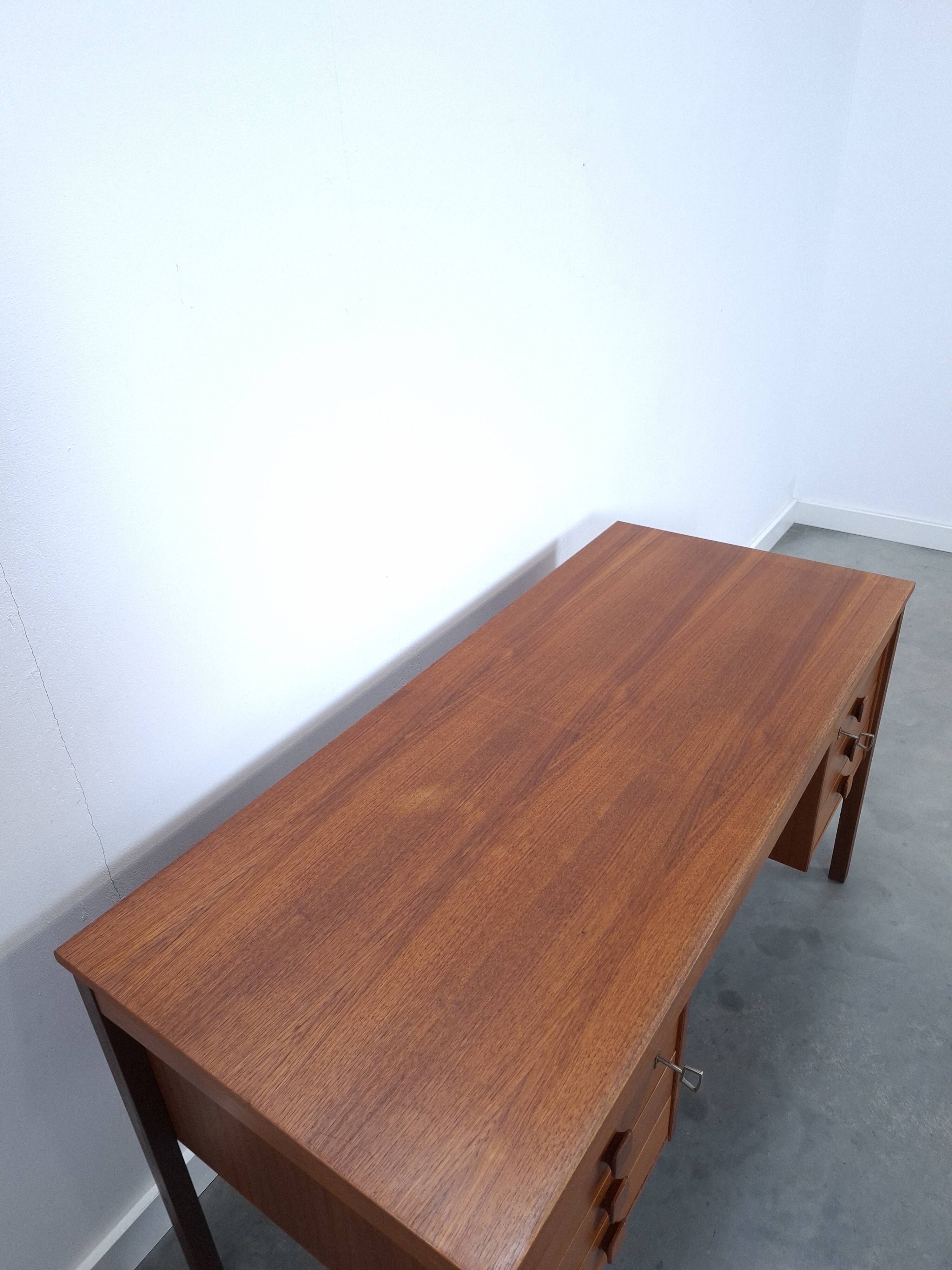 Teak vrijstaand bureau met lade uit Denemarken