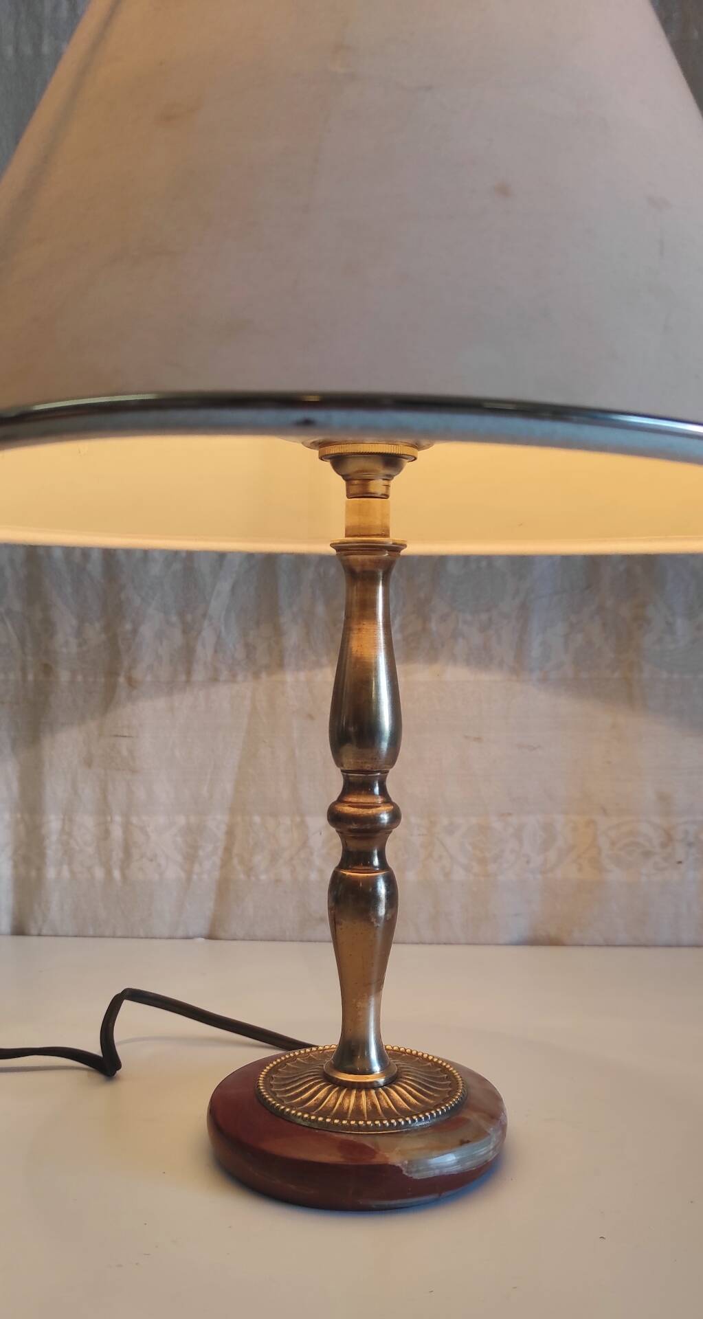 Table lamp base in brass, neo-classical style - mid 20th century.