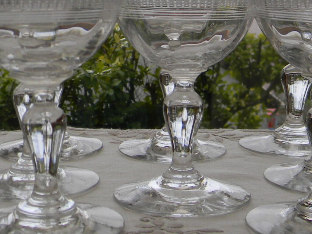Lot de 8 verres anciens à vin blanc ou apéritif en cristal  gravé.