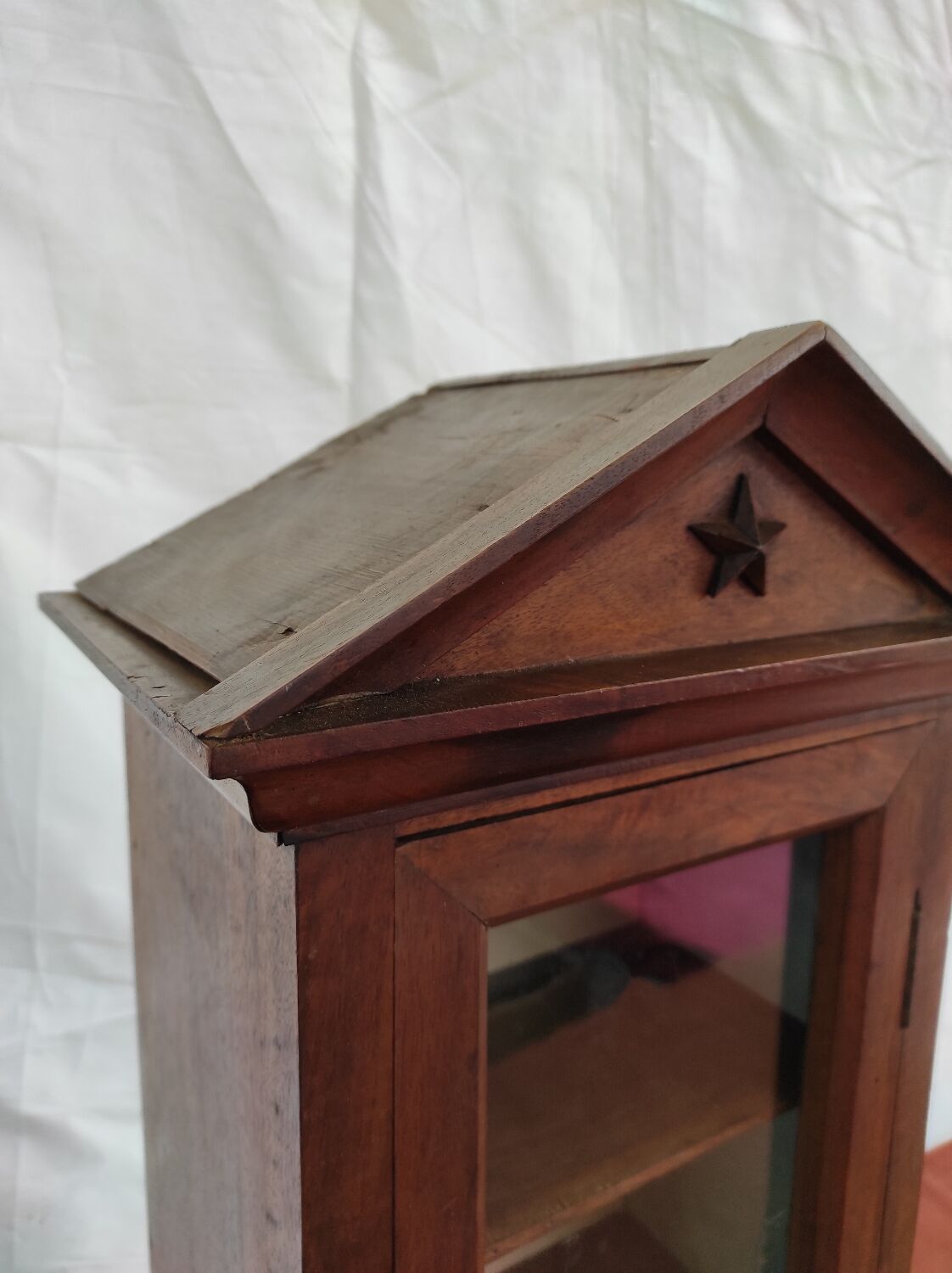 Showcase to pose nineteenth century walnut