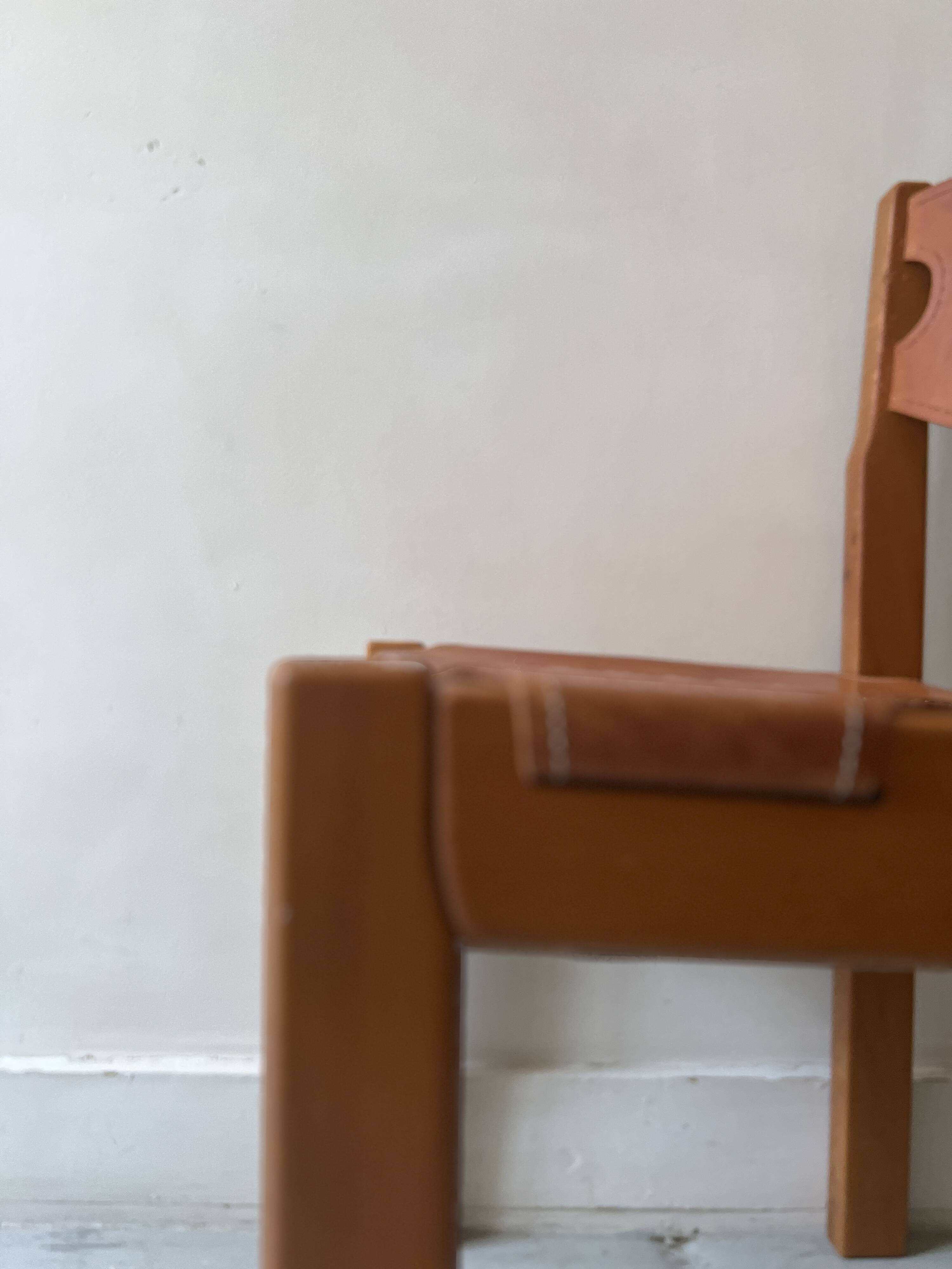 Chaise en bois d'orme et cuir camel Maison Regain, design France