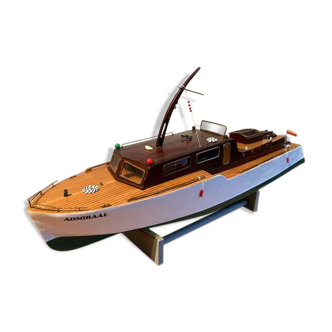 Motorized 1960s boat model