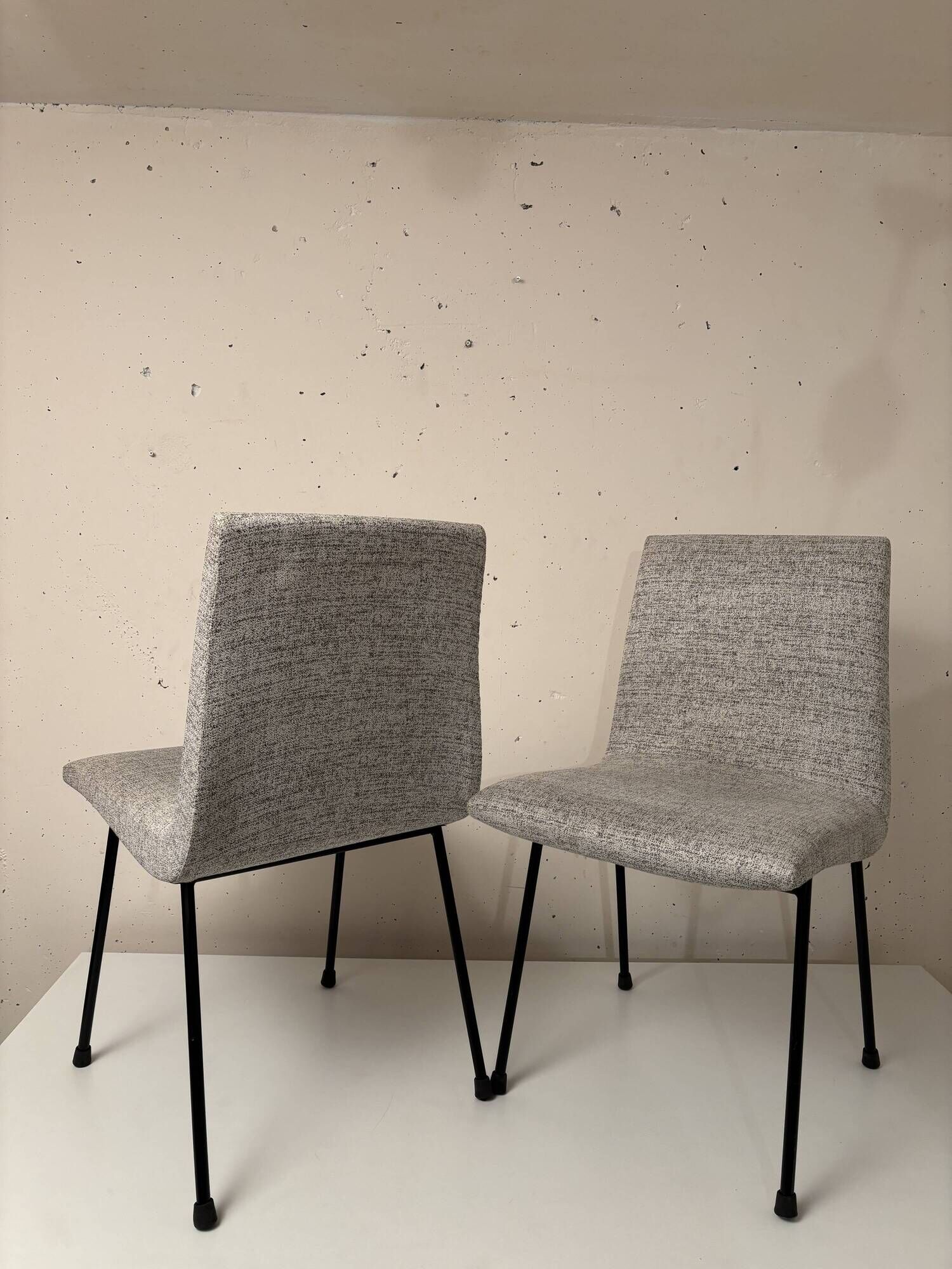 Paire de chaises modèle "CM145", Pierre Paulin,  Meubles TV, 1954