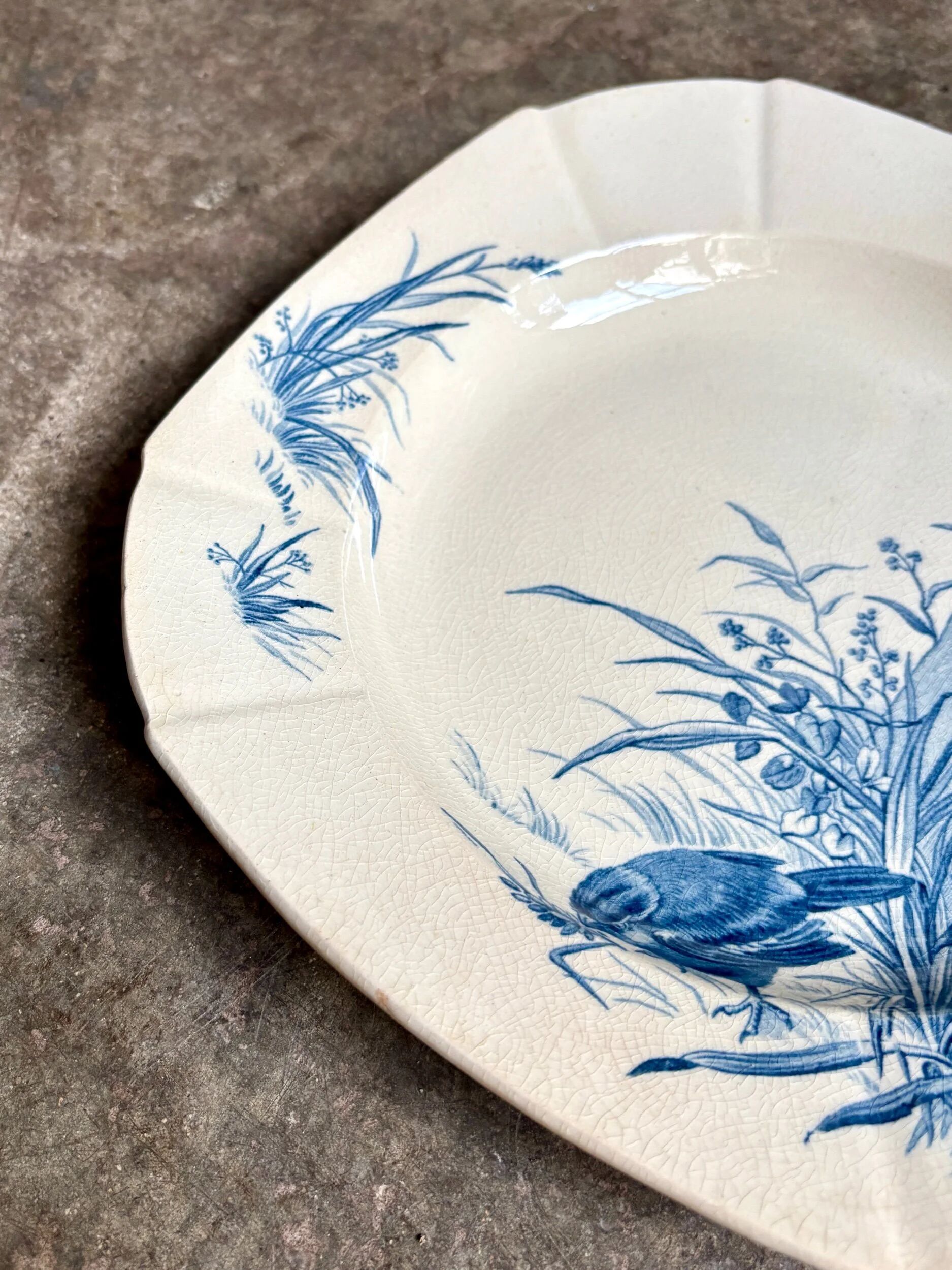 Assiette creuse Gien en terre de fer bleue, service "Oiseaux" vers 1870 n°2