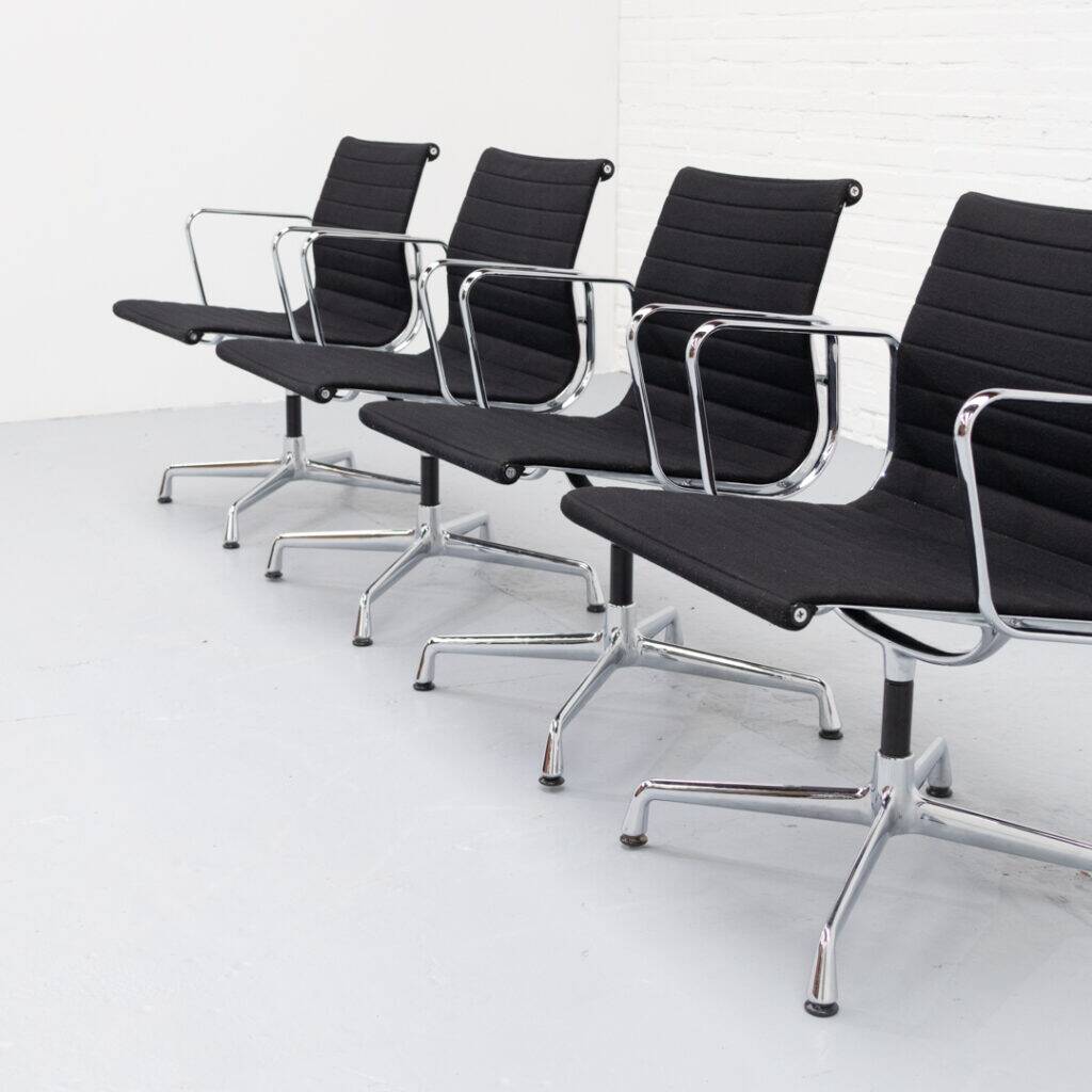 Chaise Eames EA 108 Vitra années 1990