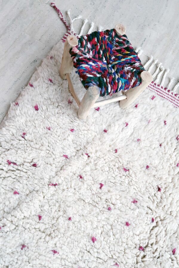 Tapis berbère Béni Ouarain à pois rose fushia et blanc
