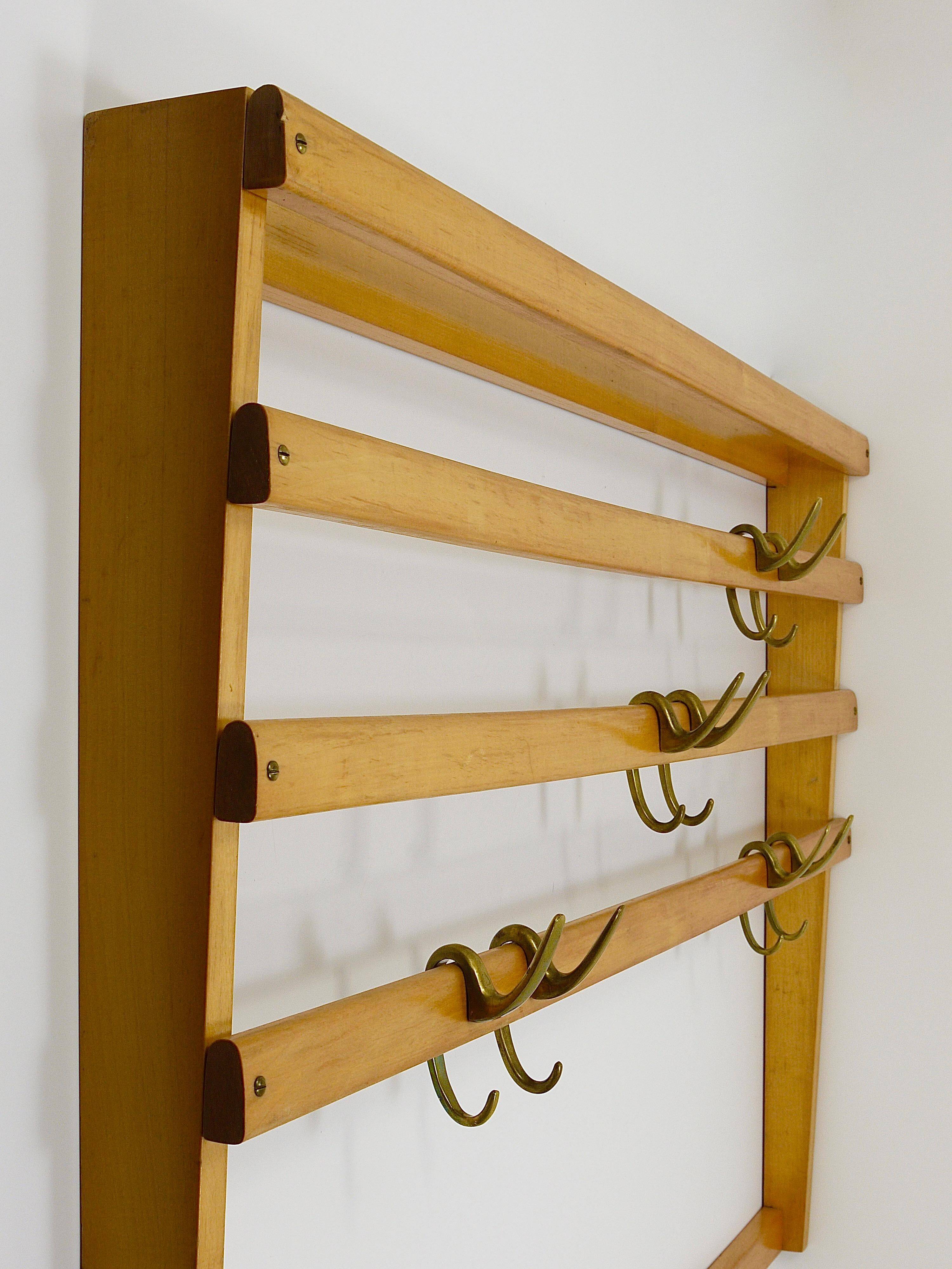 Grand coat rack Auböck Carl Mid-Century in beech with 8 brass hooks, 1950s.