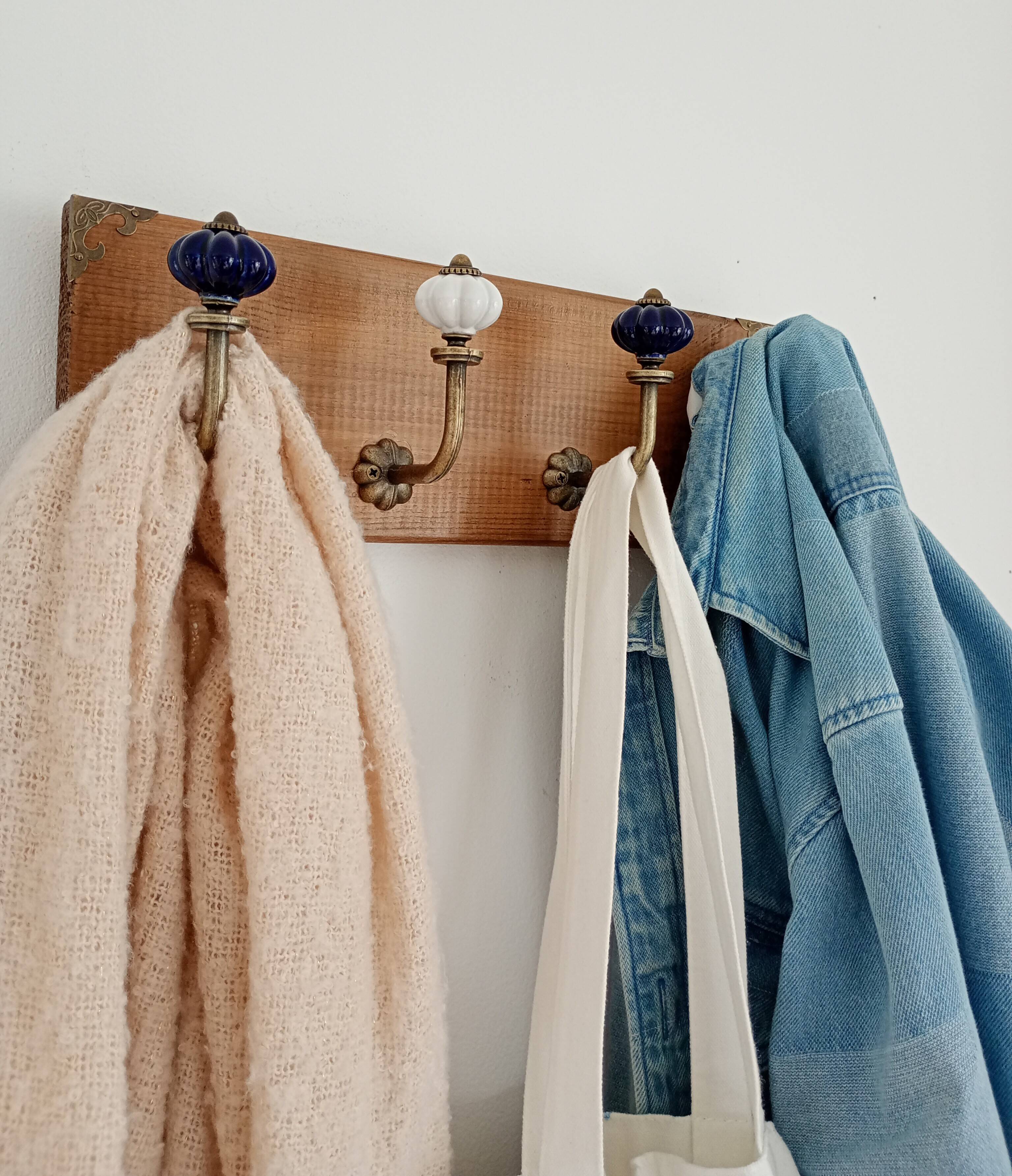 Vintage STYLE wall coat rack – purple metal and ceramic hooks