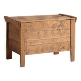 Coffre ancien en bois sculpté de style primitif, c.1920