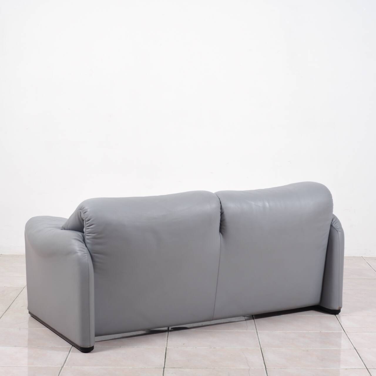 „Maralunga“ leather 2-seater sofa by Vico Magistretti for Cassina, Italy