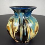 Vase boule à anse noir, marbré jaune bleu