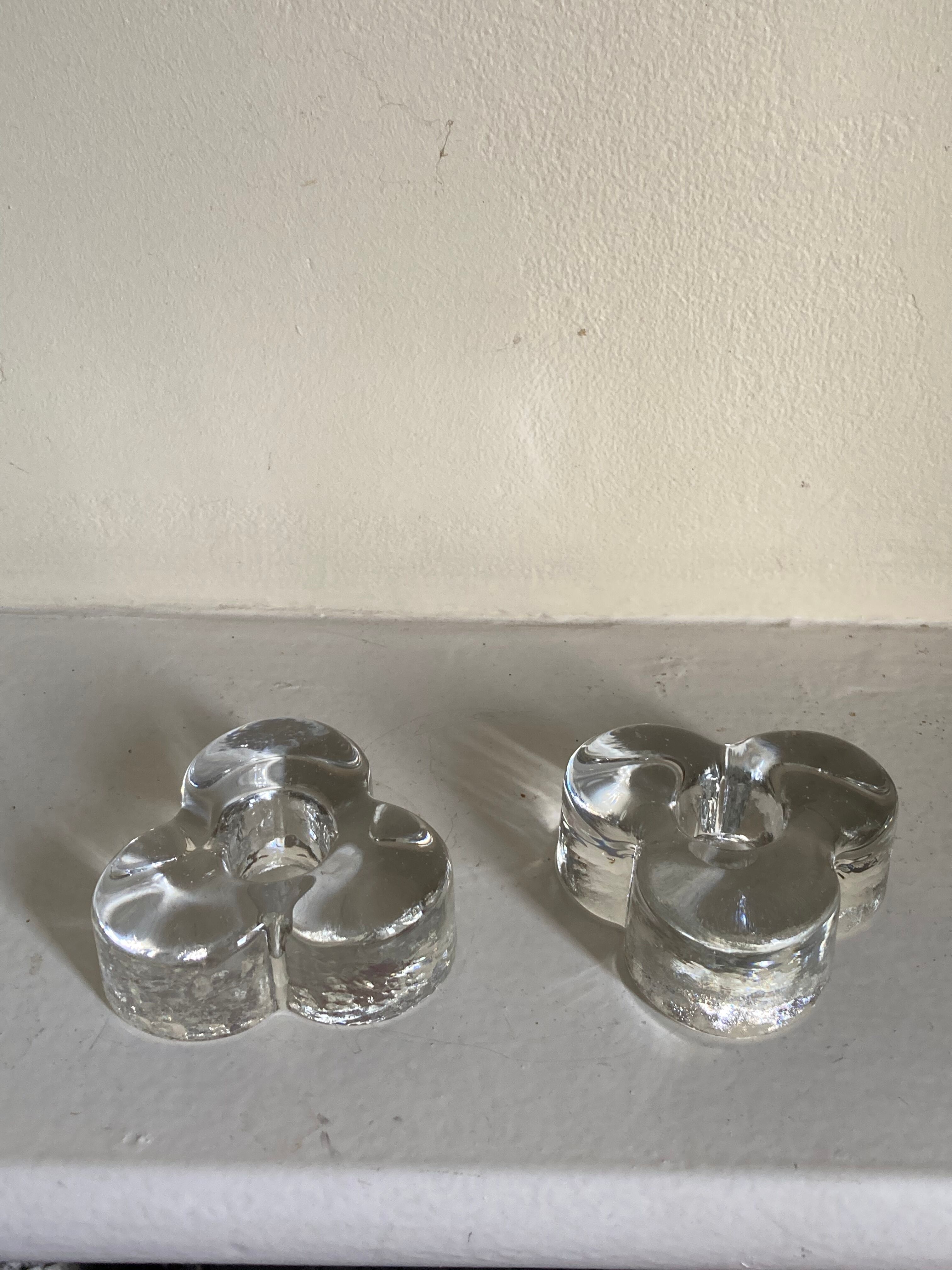 Paire de bougeoirs trèfles en verre