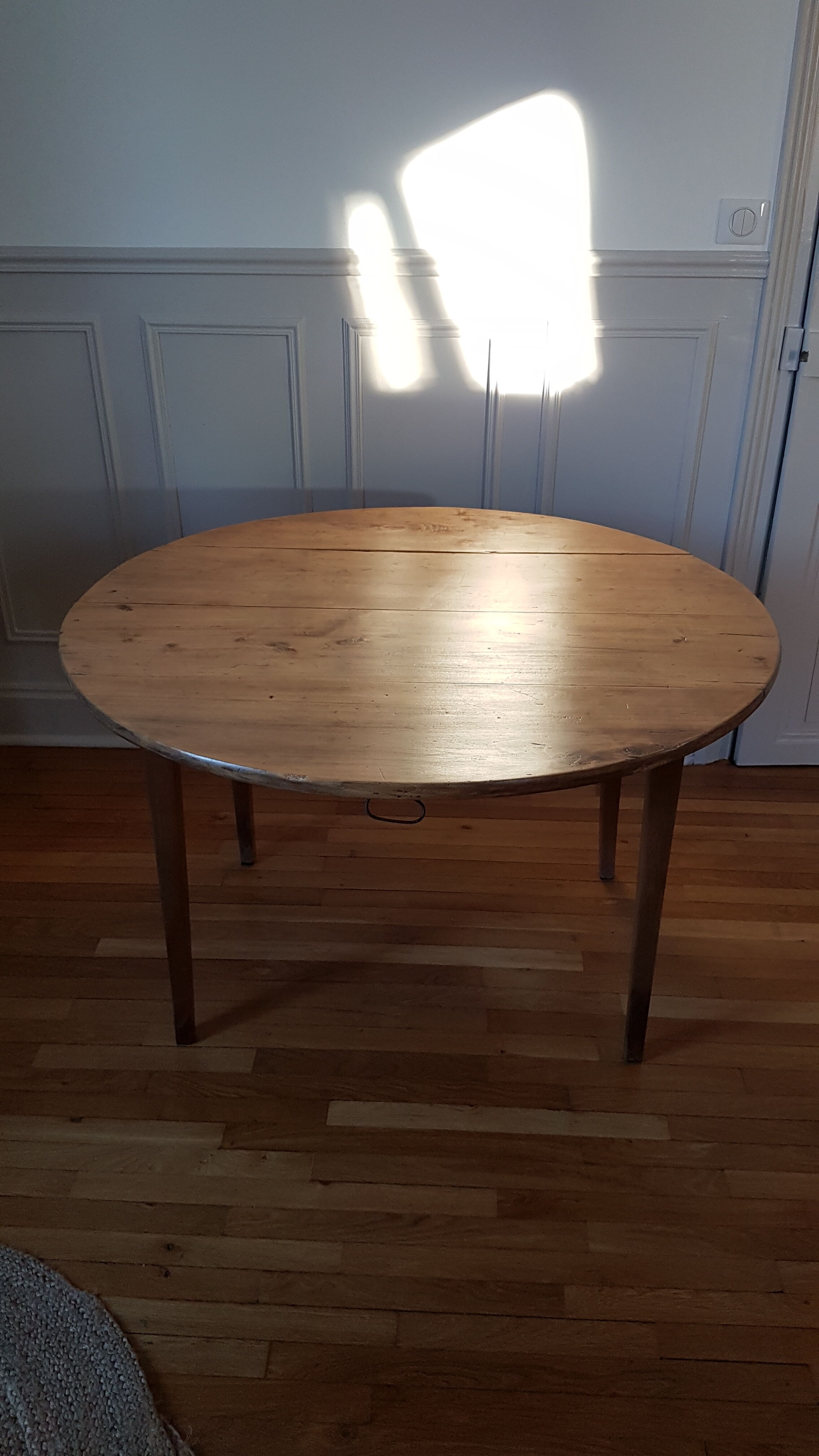 Round table with flaps