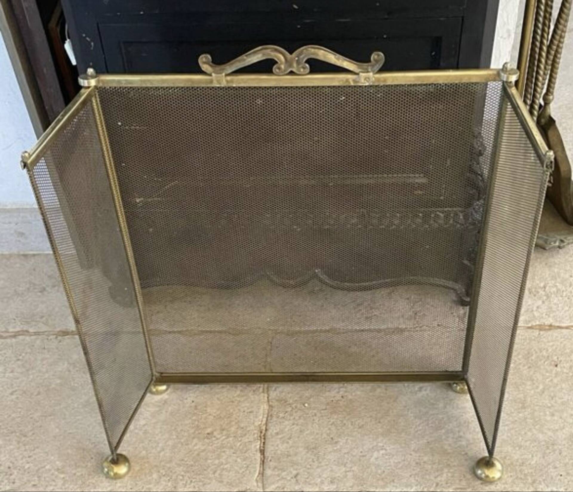 Vintage English fire screen in brass and gilded metal.