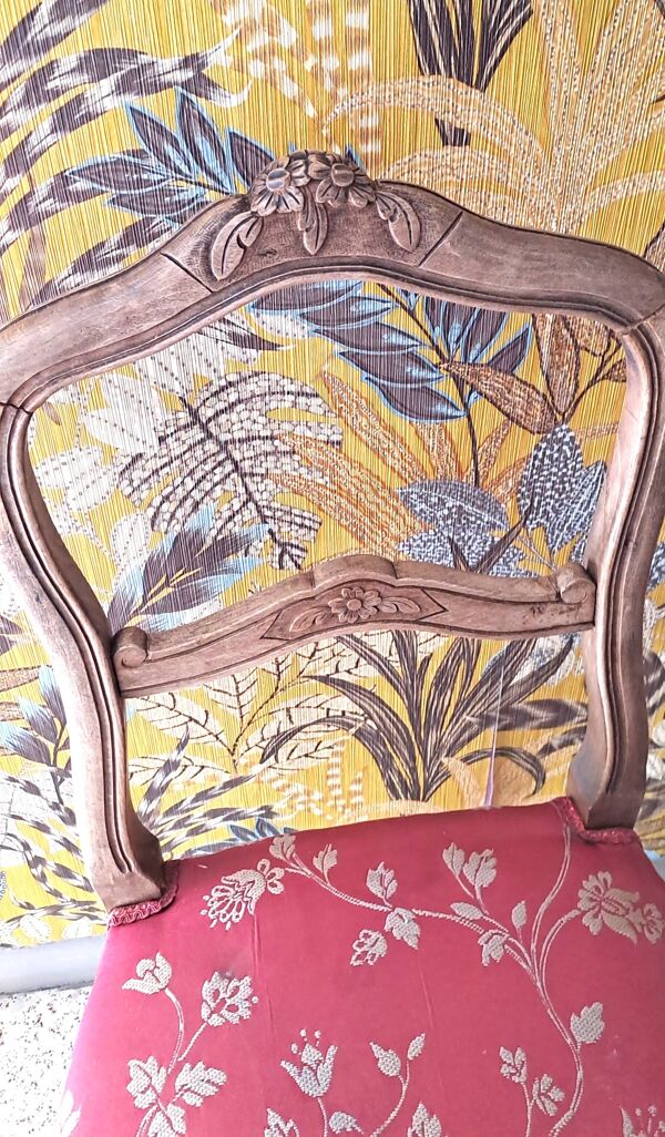 Chaise bois bois vernissé et tissu satin broché fond rouge 1920