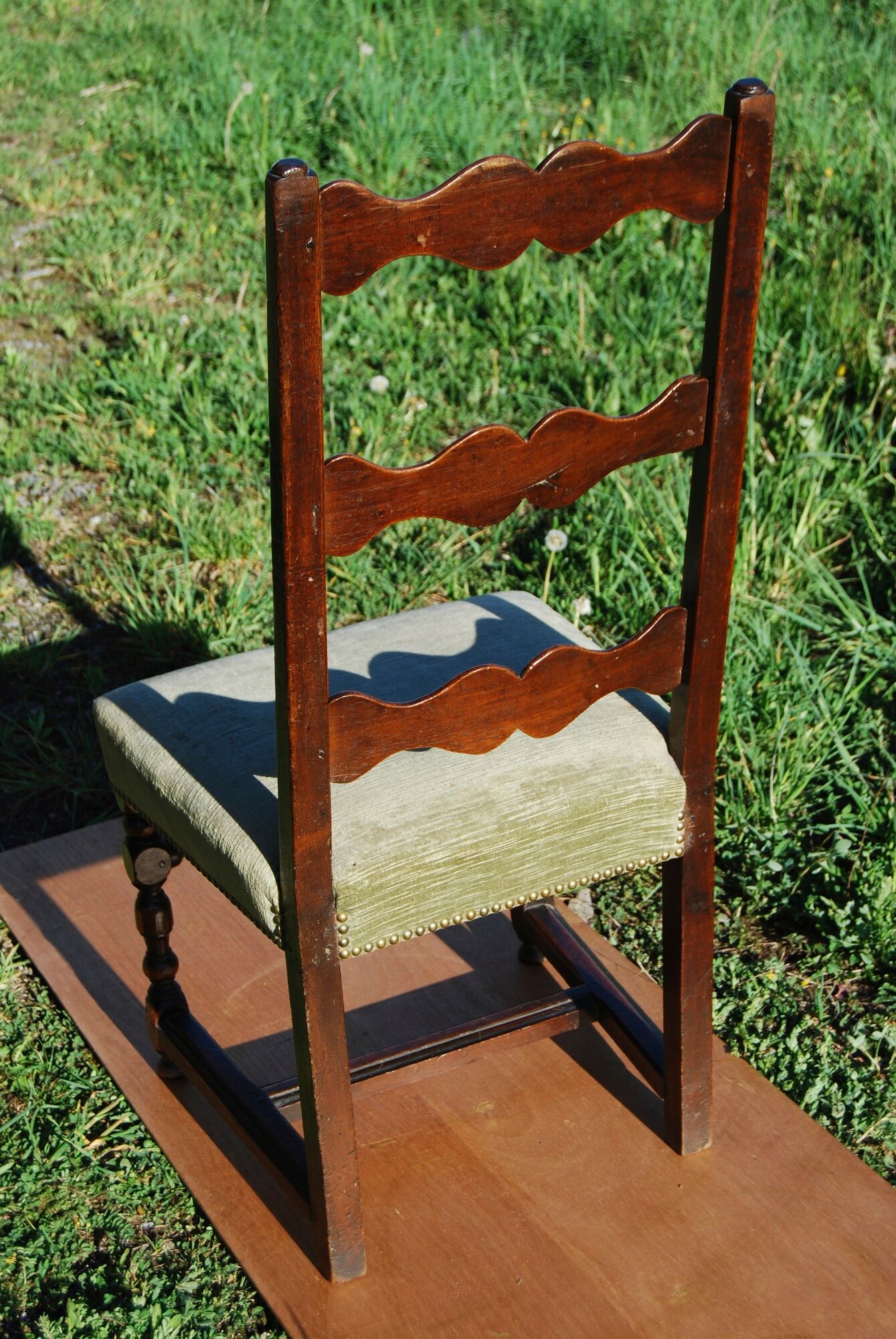 Louis XIII walnut chair feet in balustre brace in H
