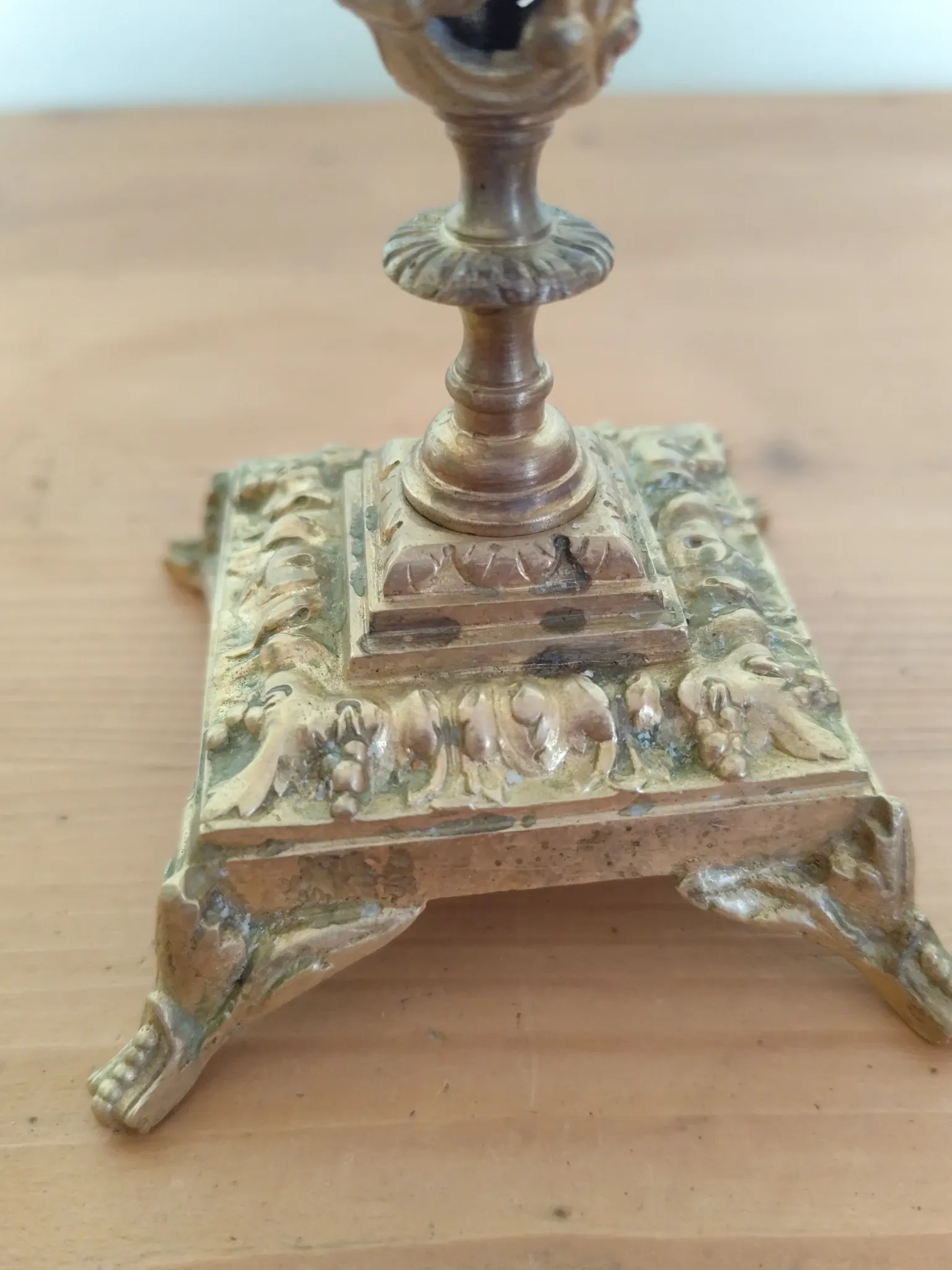 four-light candelabrum in chiselled brass from the 19th century
