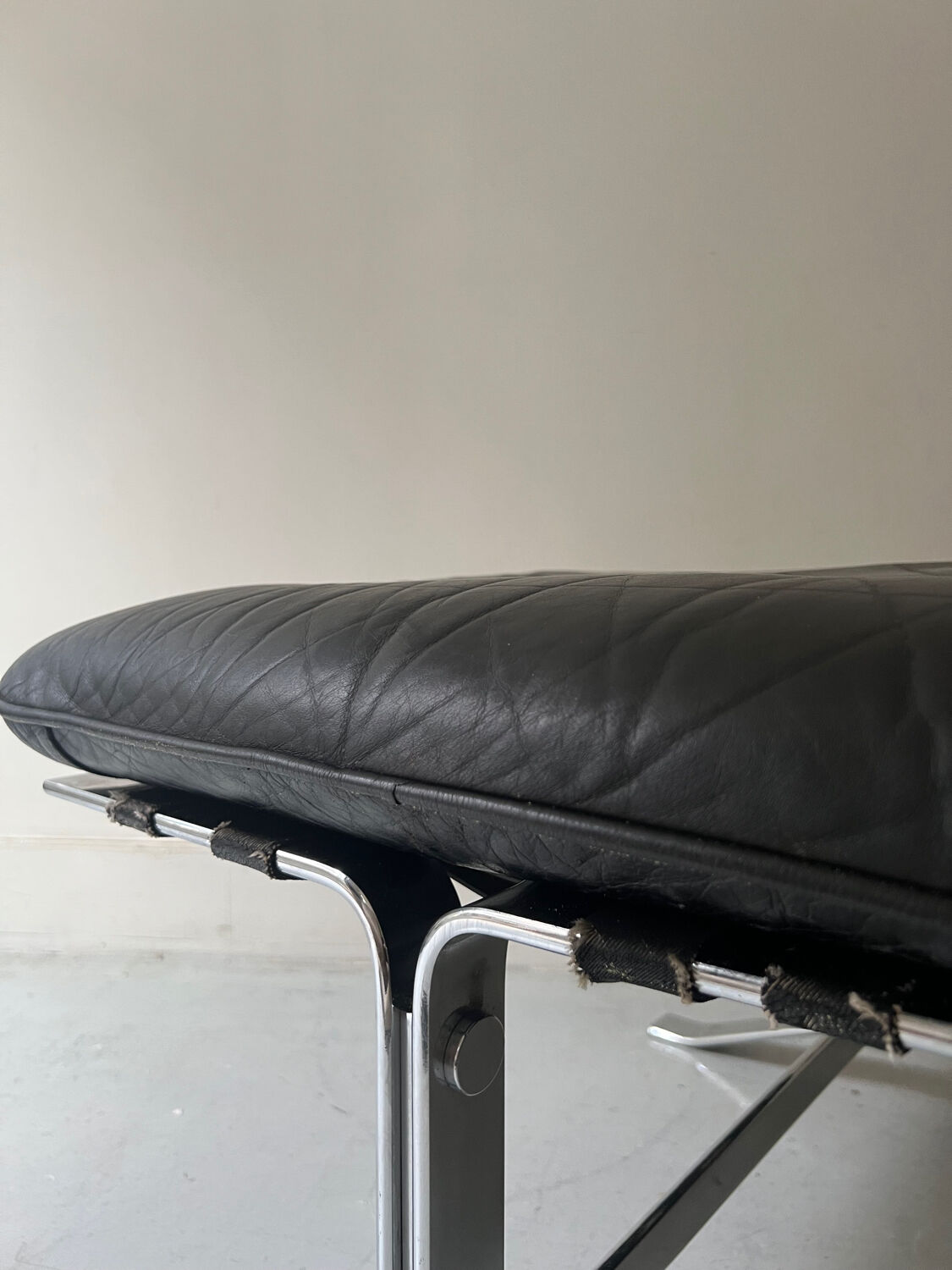 Pouf repose pied design en cuir noir et métal par Olivier Mourgue pour airborne, 1970