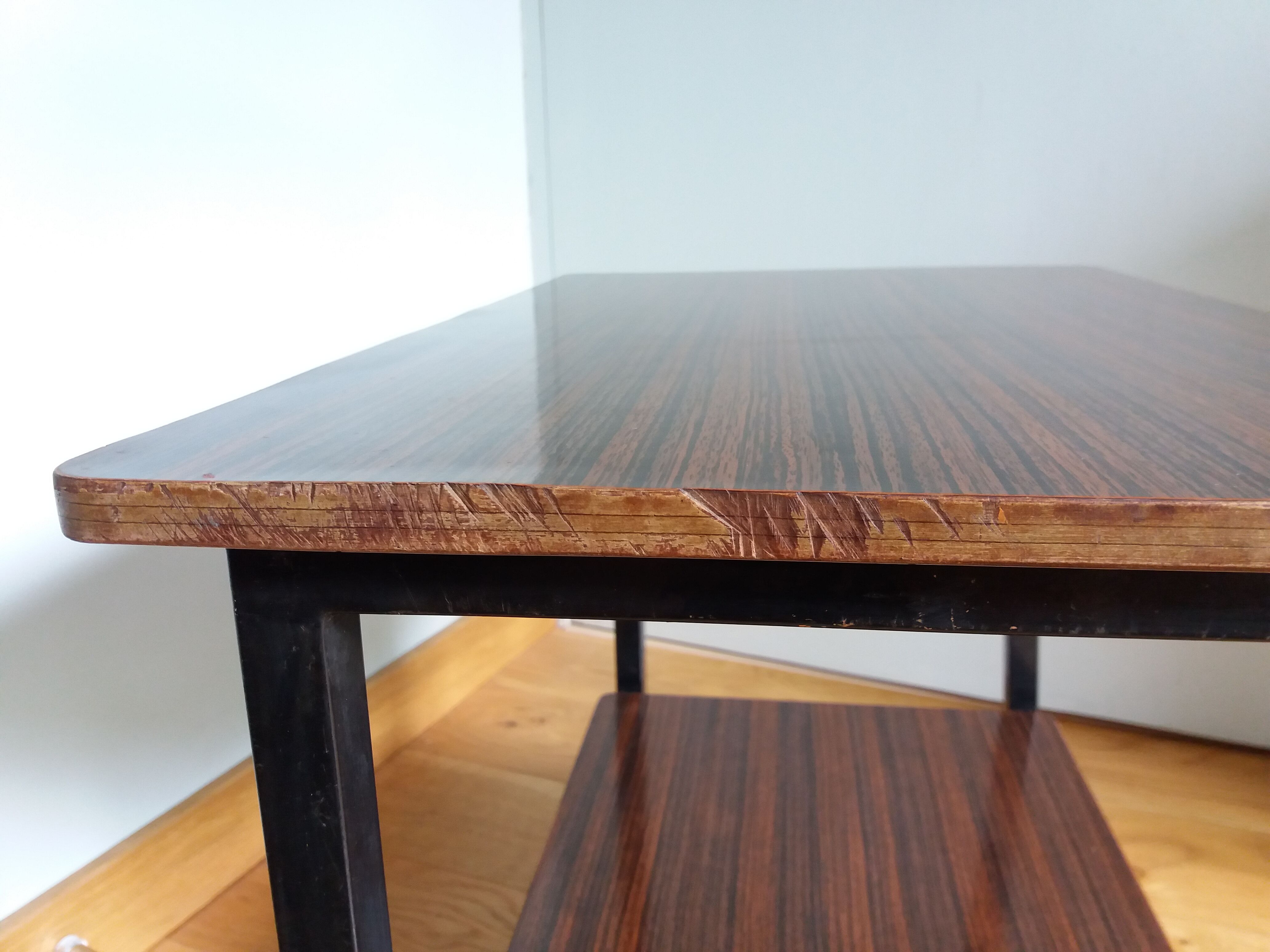Table de chevet bout de canapé style moderniste formica et métal laqué noir